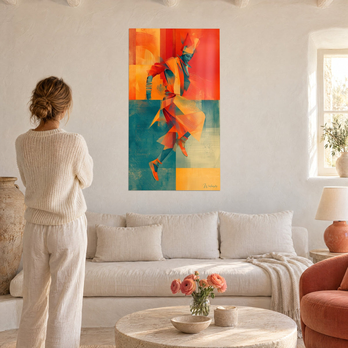 Tableau danseuse fauve en drapés orange et turquoise, élan figé en plein saut, au-dessus d'un canapé dans un salon lumineux
