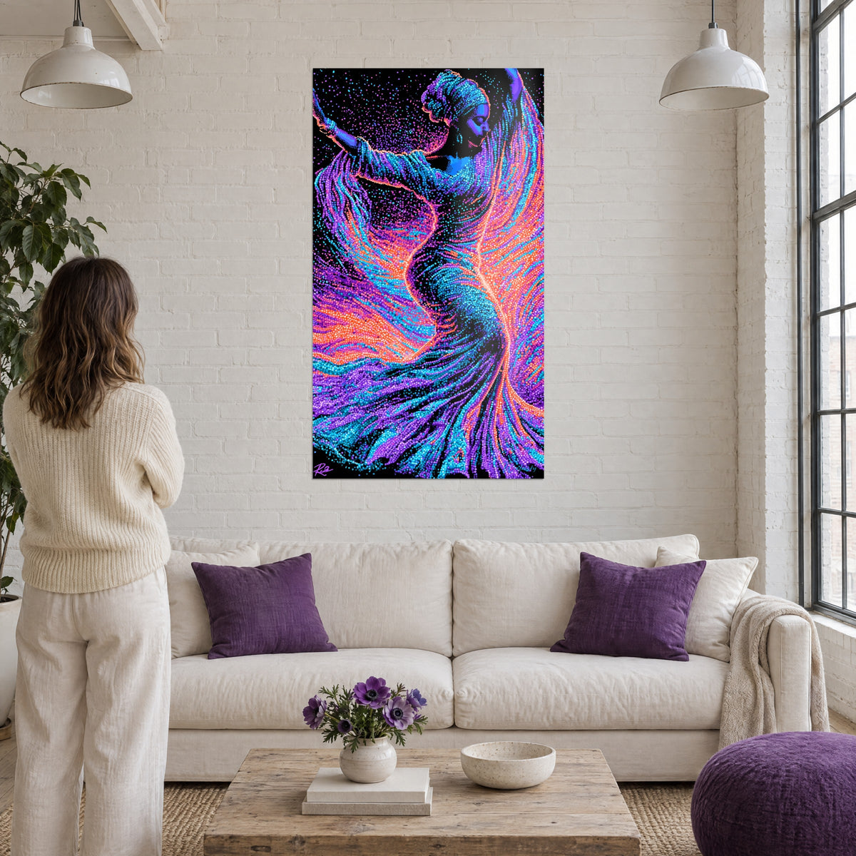Tableau danseuse au turban en pointillés violets et turquoise, jupe tourbillonnante orange corail, au-dessus d'un canapé dans un salon lumineux
