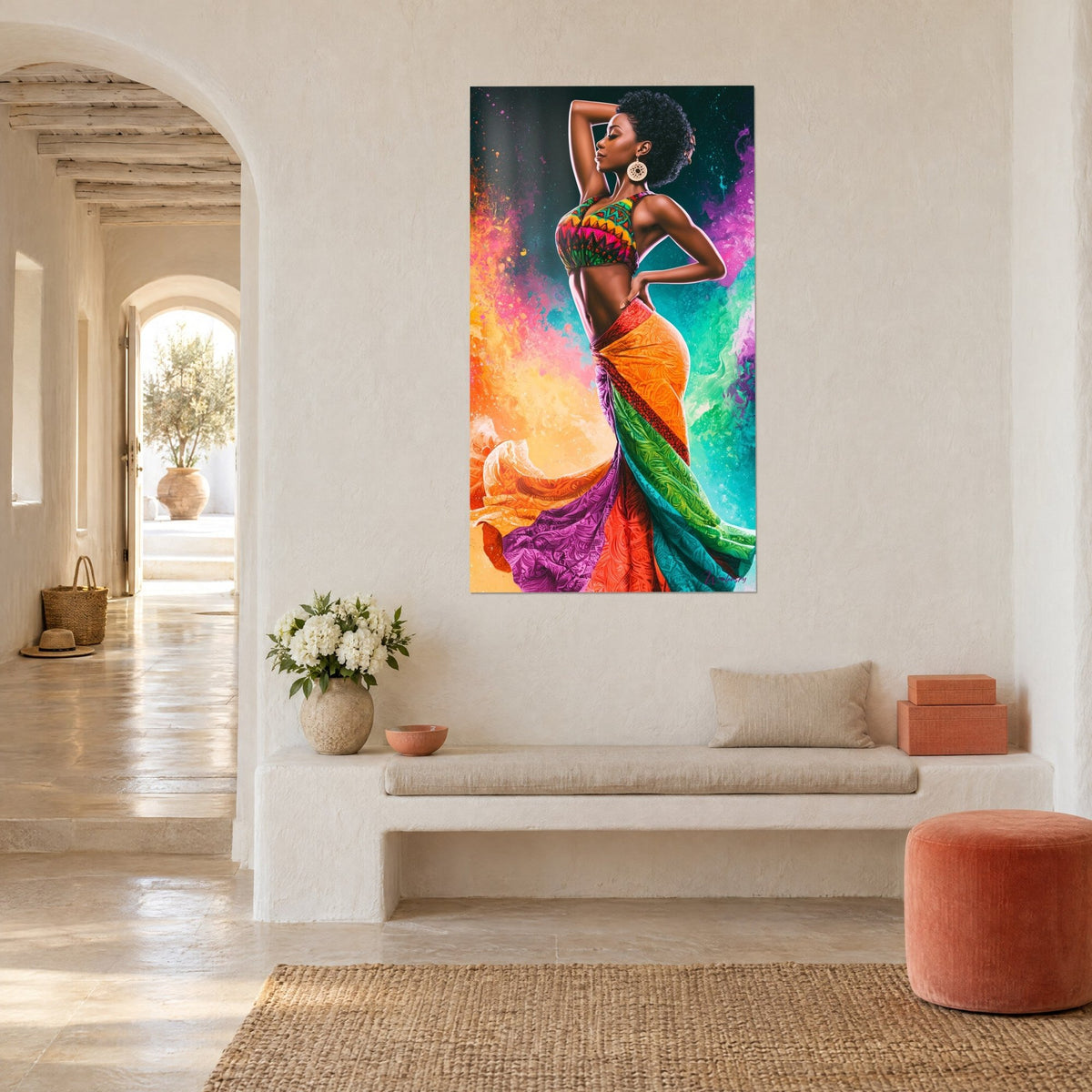 Tableau silhouette cambrée, bras levé, grande boucle d'oreille ronde, orange et vert vifs, sur mur blanc d'une maison méditerranéenne