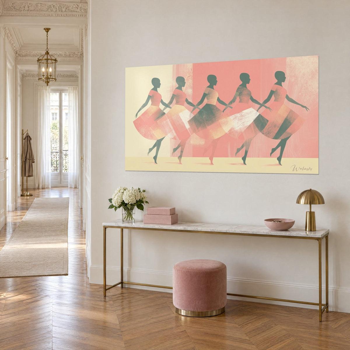 Tableau ballet de silhouettes anthracite aux robes évasées corail et ivoire, accroché au-dessus d'une console dorée dans un couloir haussmannien