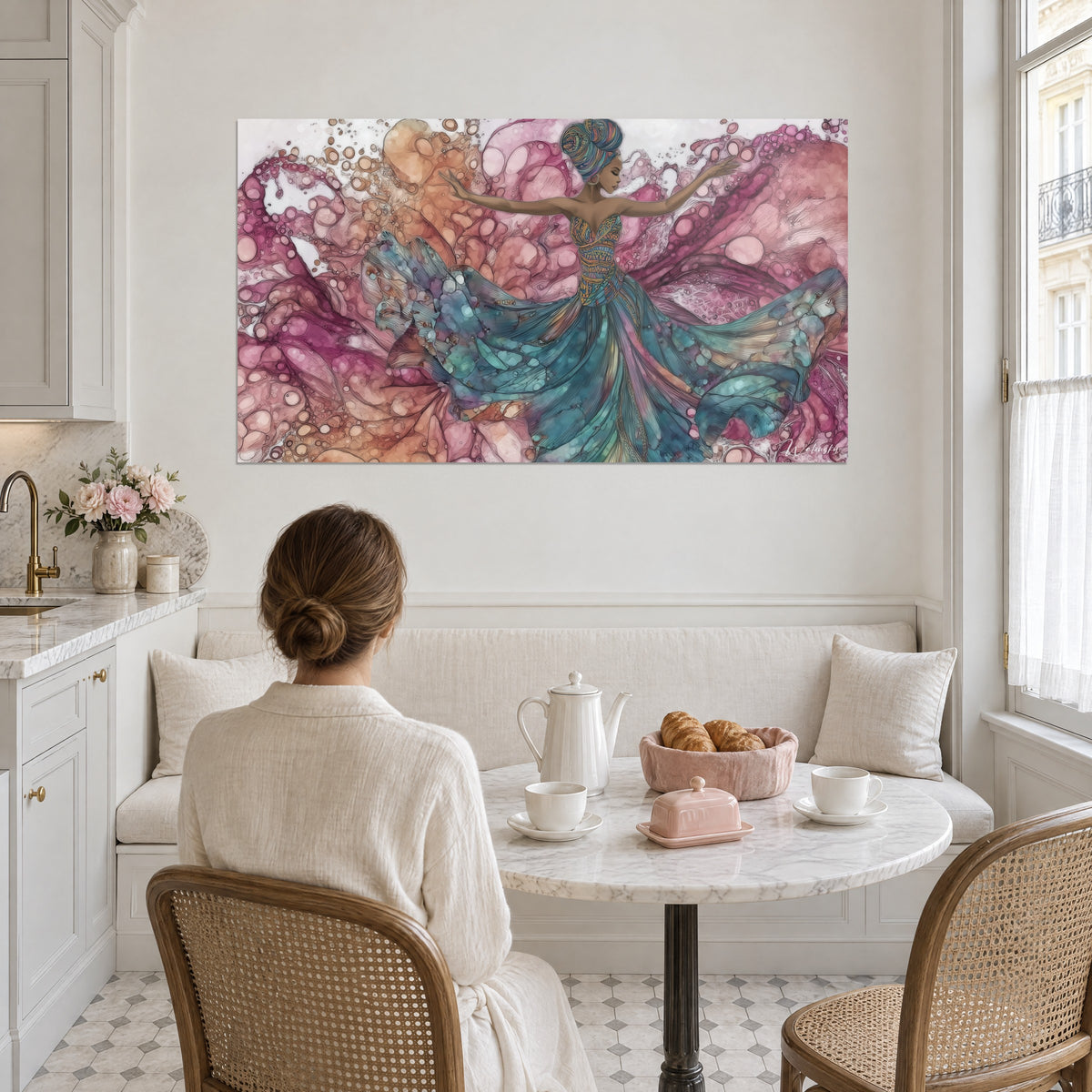 Schilderij van Afrikaanse dans, bovenstuk met etnische motieven, aquarel blauwgroene rok op een poederroze achtergrond, gezien vanaf de ontbijttafel