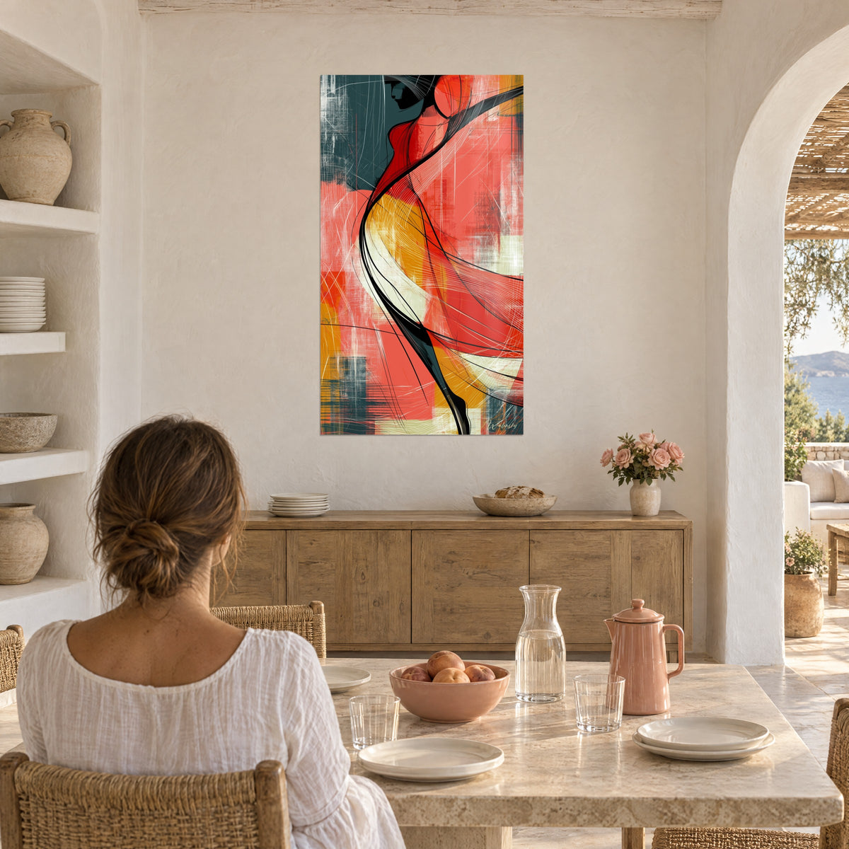 Cuadro de una figura de danza abstracta en planos de coral, mostaza y azul pizarra, frente a una mesa de comedor en una casa mediterránea