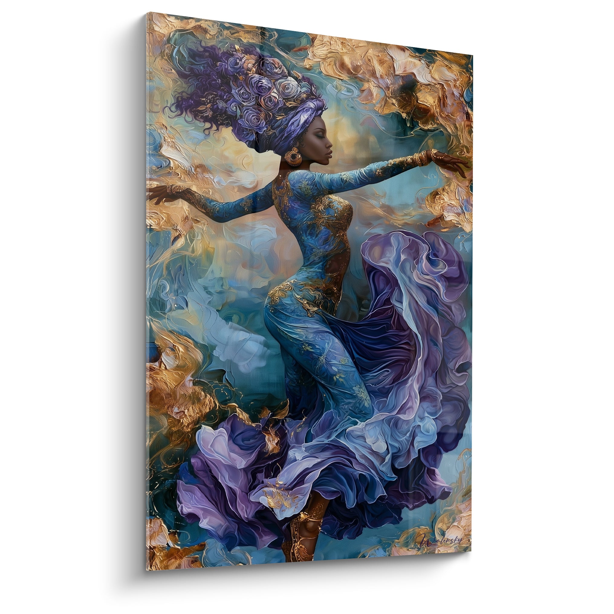 Danseuse africaine en robe pourpre et dorée, bras tendu, coiffe fleurie violette, fond fumé bleu marine
