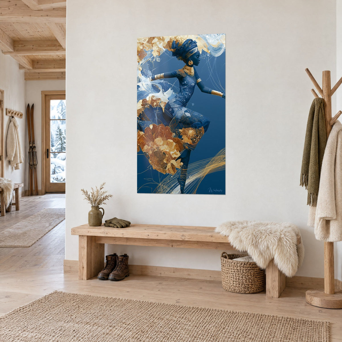 Tableau silhouette dansante au turban indigo, boucle d'oreille dorée, pivoines cuivrées en bas, vue de trois quarts dans un chalet