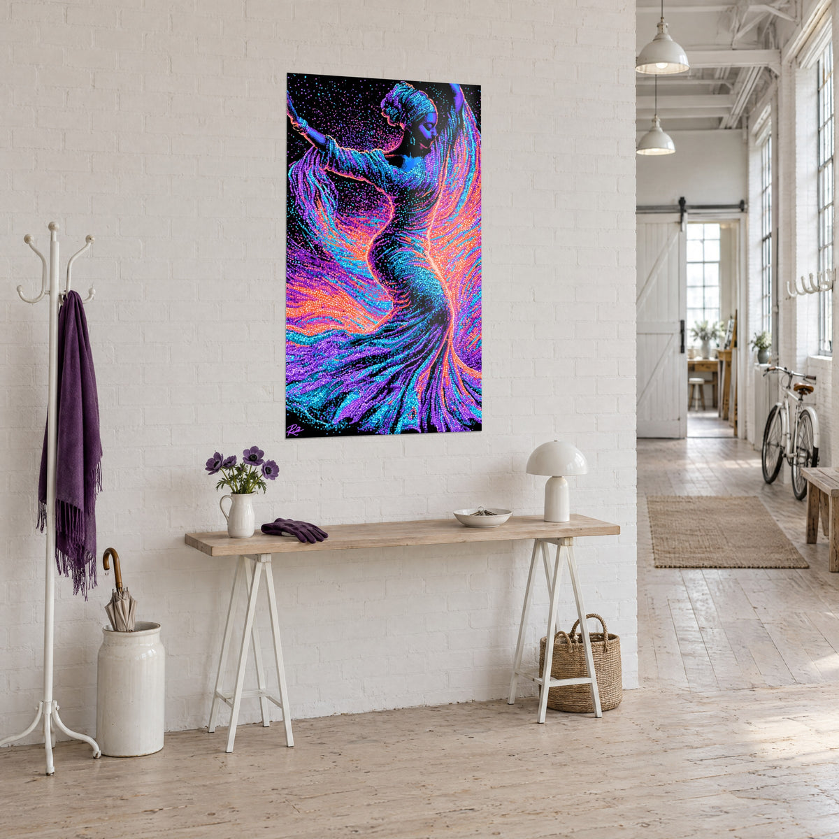 Tableau silhouette dansante aux bras levés, voiles pointillistes turquoise et pourpre sur fond noir, sur un mur de briques blanches d'un loft