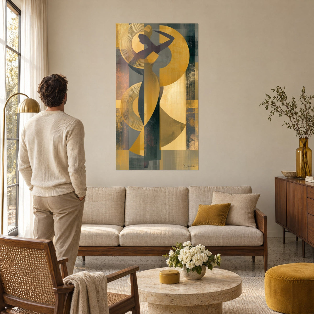 Tableau silhouette de danseuse ocre et prune, bras levé, grands cercles dorés, un homme de dos au-dessus d'un canapé dans un salon lumineux