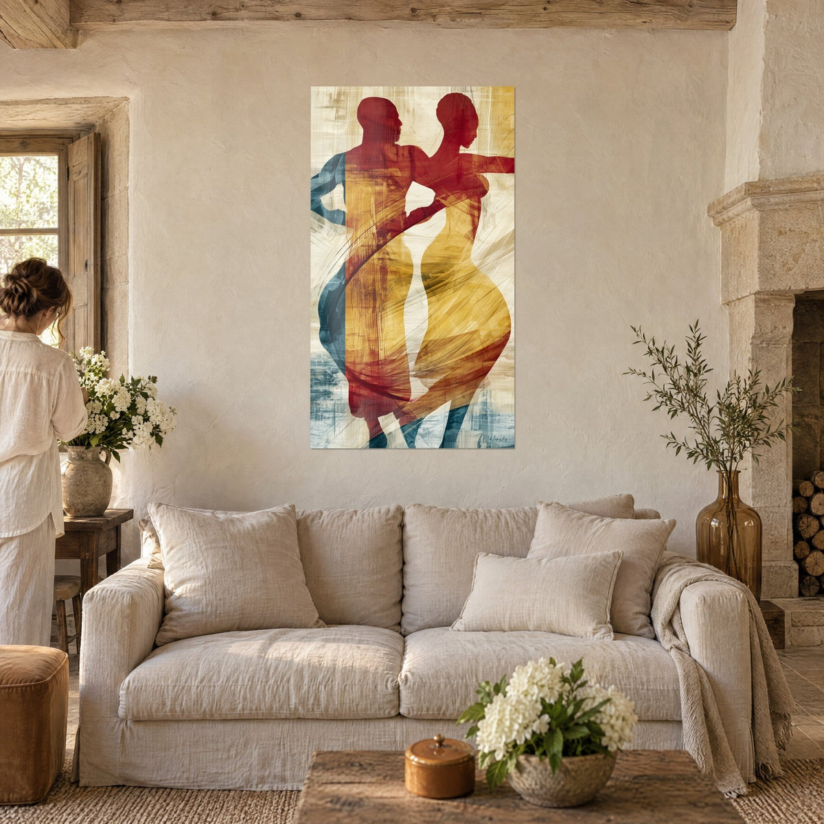 Tableau couple de danseurs silhouettés en rouge brique et ocre, bras tendu, une femme de dos, au-dessus d'un canapé dans un salon lumineux