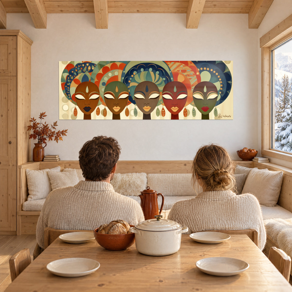 Gemälde fünf ovale Gesichter mit weißen Lidern und mosaikartigen Kopfbedeckungen, gebranntes Orange und Blau, gegenüber dem Esstisch im Chalet