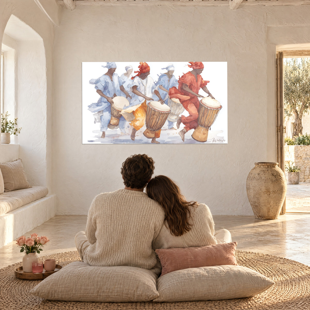 Quadro Girotondo sfrenato di percussionisti del djembé, veli azzurro perla e rosso ramato, osservato da una coppia seduta su cuscini
