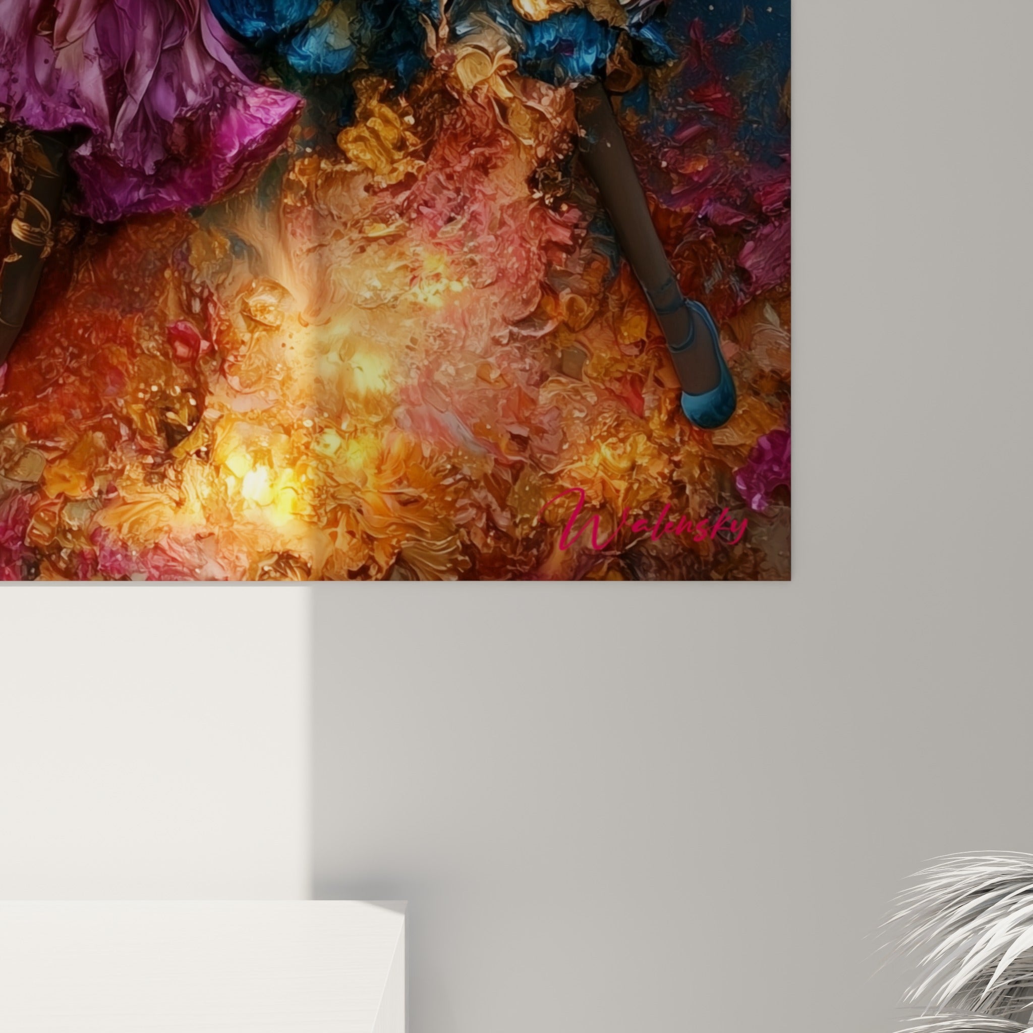 Empâtements dorés et coulures orange sur robe magenta, texture picturale dense entre bleu marine et flammes