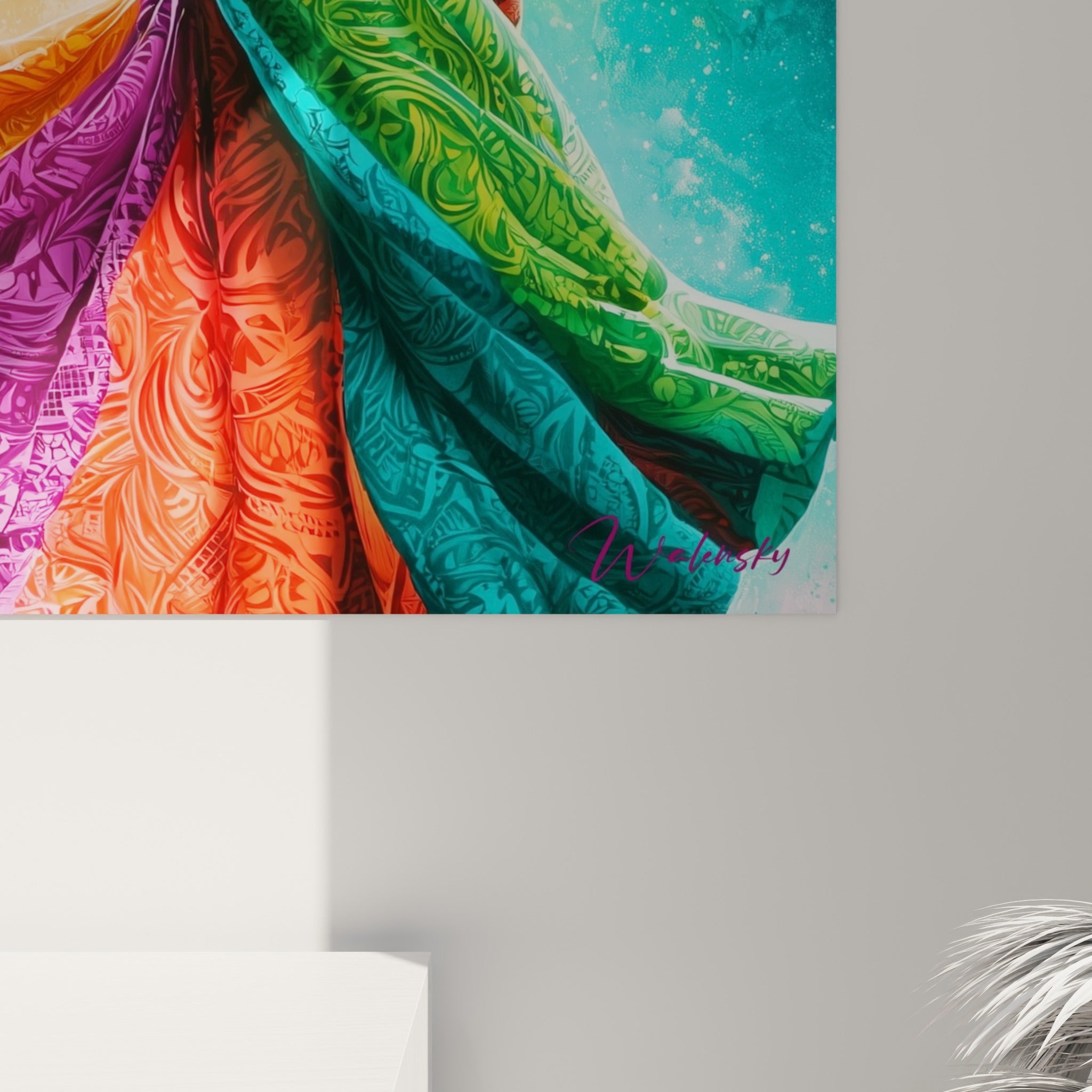 Détail du drapé orange et violet aux textures peintes, éclaboussures turquoise sur toile brillante