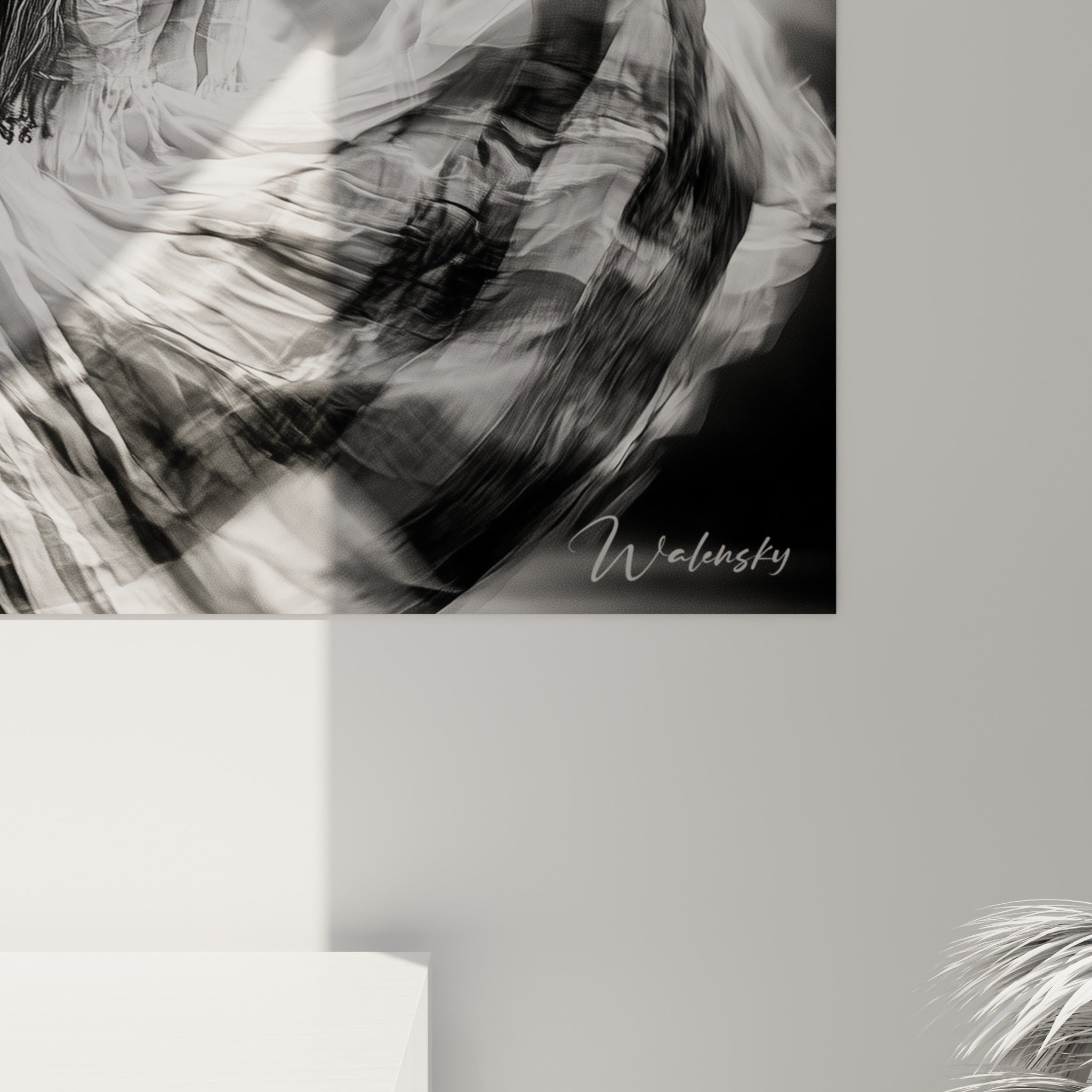 Grain photographique visible sur le tissu drapé, nuances de gris et reflets blancs de l'impression rapprochée