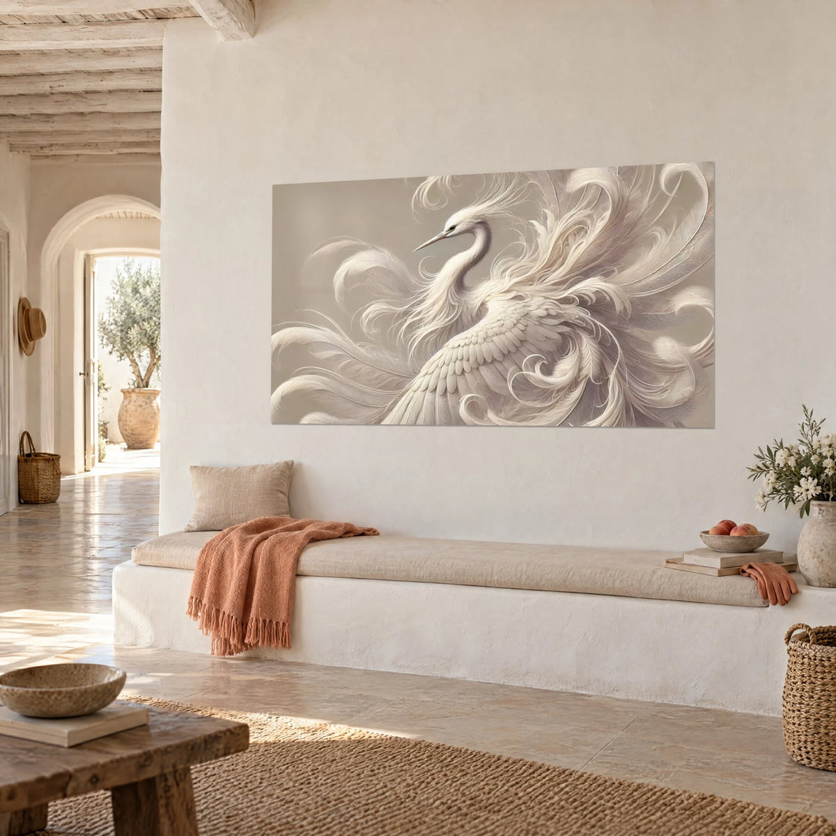 Gemälde perlmuttschimmernder Stelzvogel mit langem, feinem Schnabel und rosa überhauchten Schwingen auf Beige, gekalkte Wand eines mediterranen Hauses