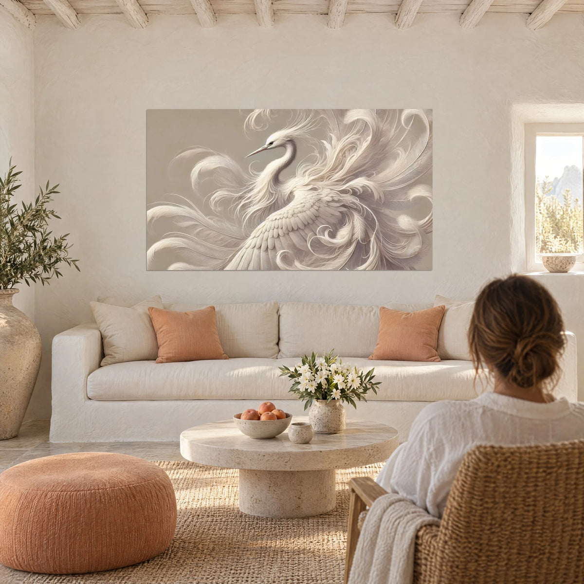 Gemälde Silberreiher in elfenbeinfarbenen Federwirbeln auf taupefarbenem Grund, über einem Sofa in einem hellen Wohnzimmer
