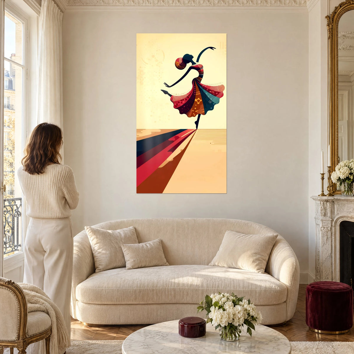 Cuadro bailarina estilizada con falda roja, ocre y azul petróleo, brazos extendidos, sobre un sofá en un salón luminoso