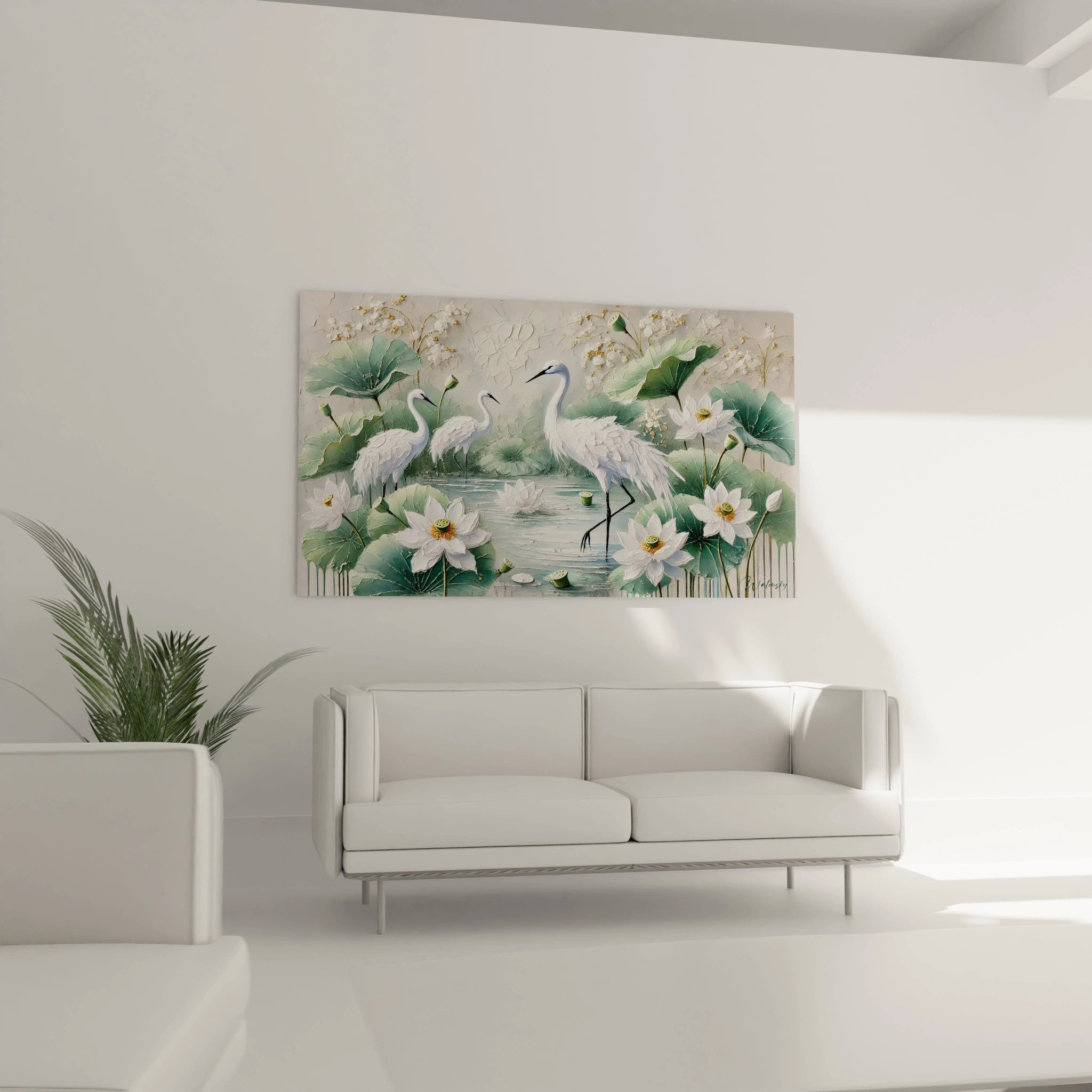 tableau peinture chinoise au-dessus d’un canapé dans un salon elegant capturant l’equilibre subtil des grues et lotus avec des teintes beige dore et vert tendre pour une decoration zen



