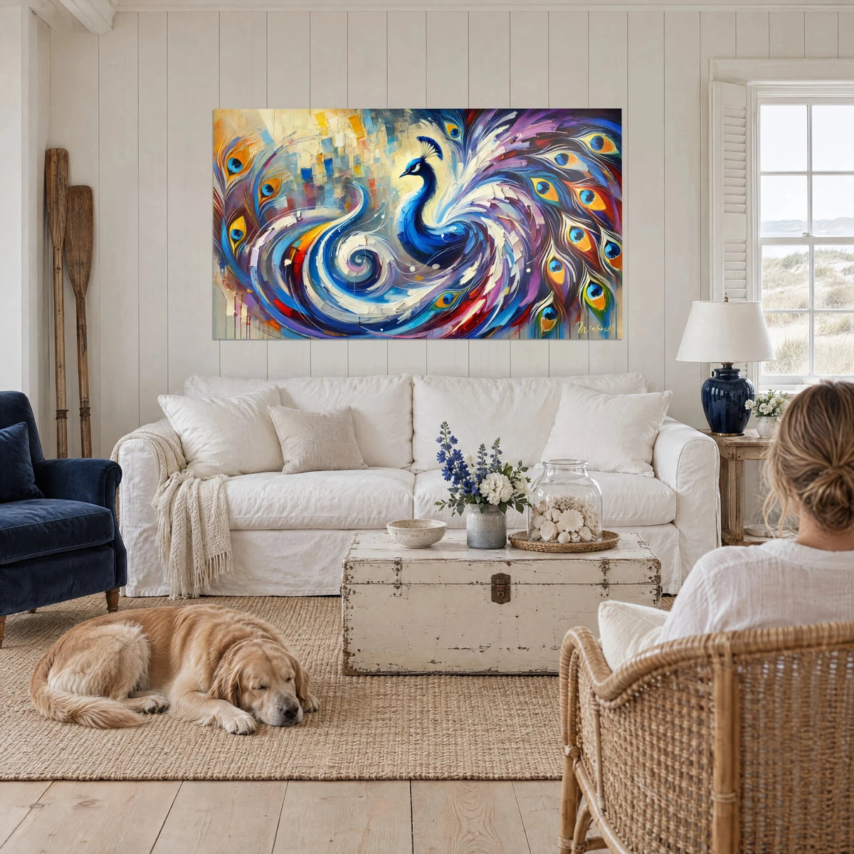 Obraz paw w kobaltowym błękicie z fioletowymi spiralami piór, białe impasto, śpiący retriever, nad sofą w jasnym salonie