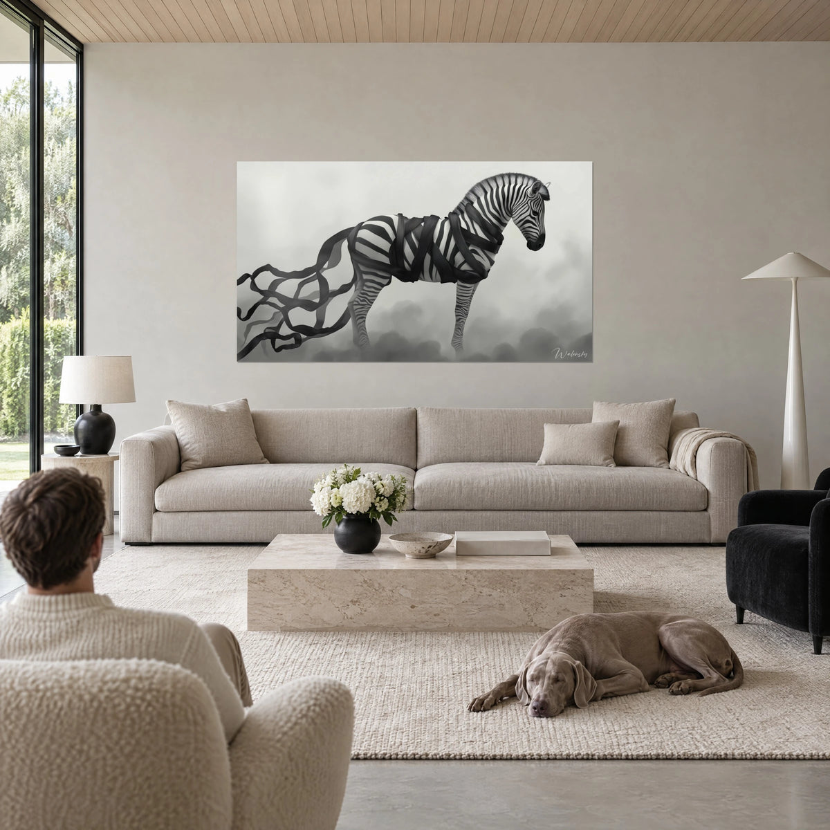 Obraz zebra owinięta czarnymi wstążkami, perłowo szara sukienka w paski we mgle, leżący weimaraner, nad sofą w jasnym salonie