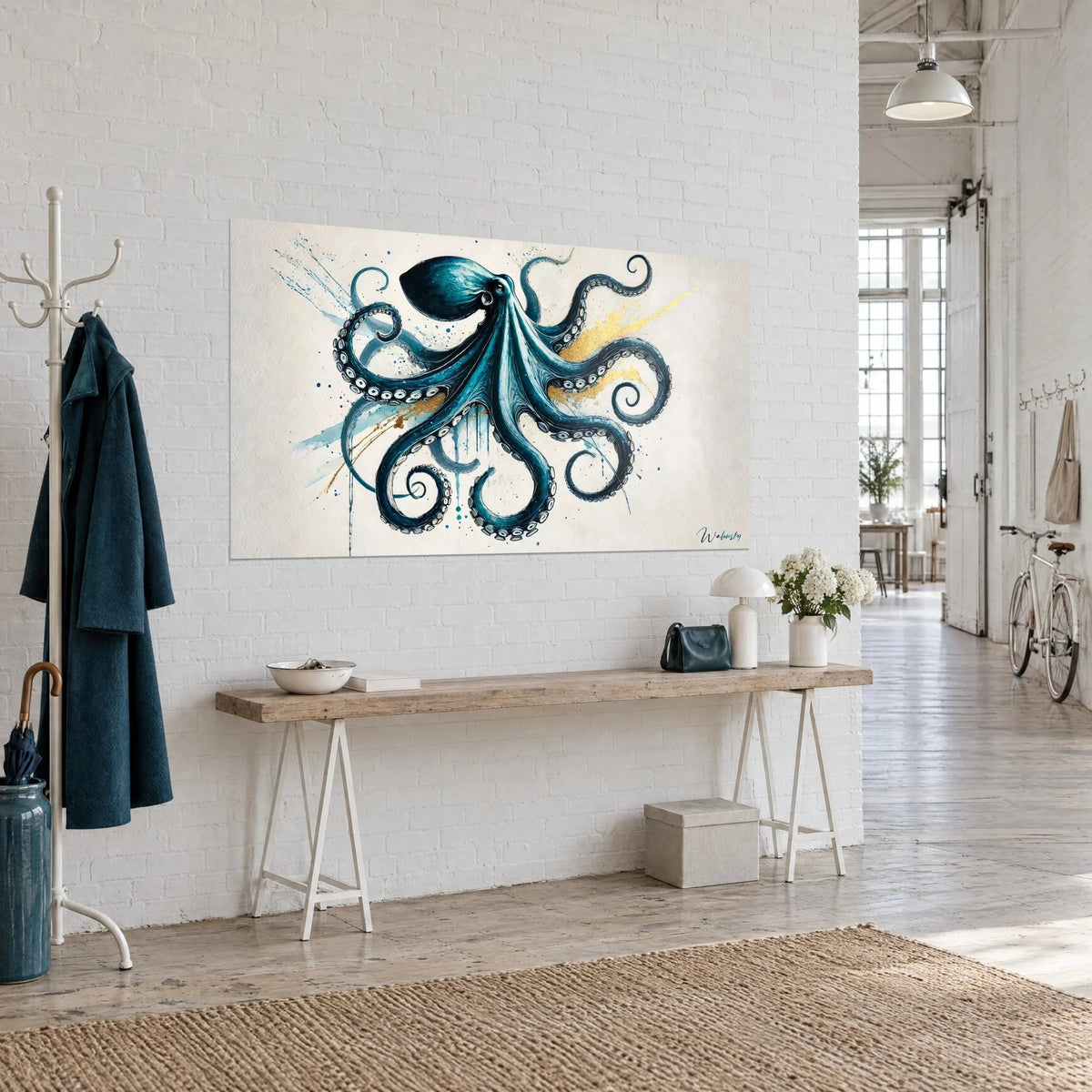 Tableau céphalopode aux ventouses nacrées, tentacules turquoise et touches d'or, accroché au-dessus d'une console en bois dans l'entrée