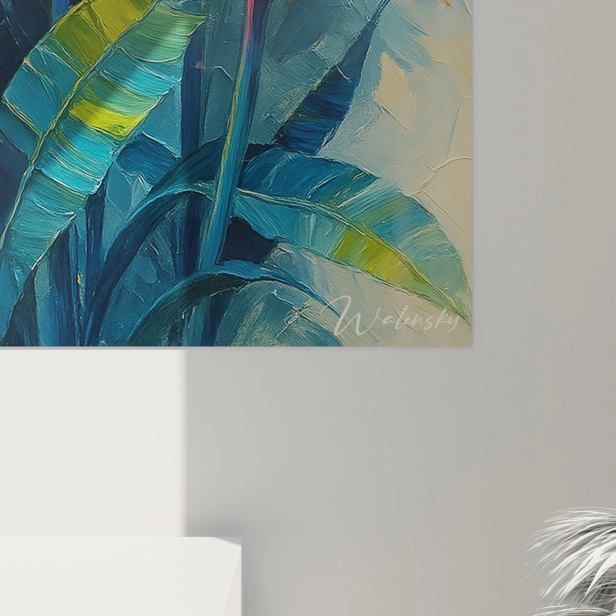 Un tableau fleurs exotiques figurant des oiseaux de paradis aux pétales orange pointus et feuillage bleu-vert, peint avec une technique empâtée sur fond bleu clair. Les textures sont riches et la composition ascendante crée un effet de dynamisme.
