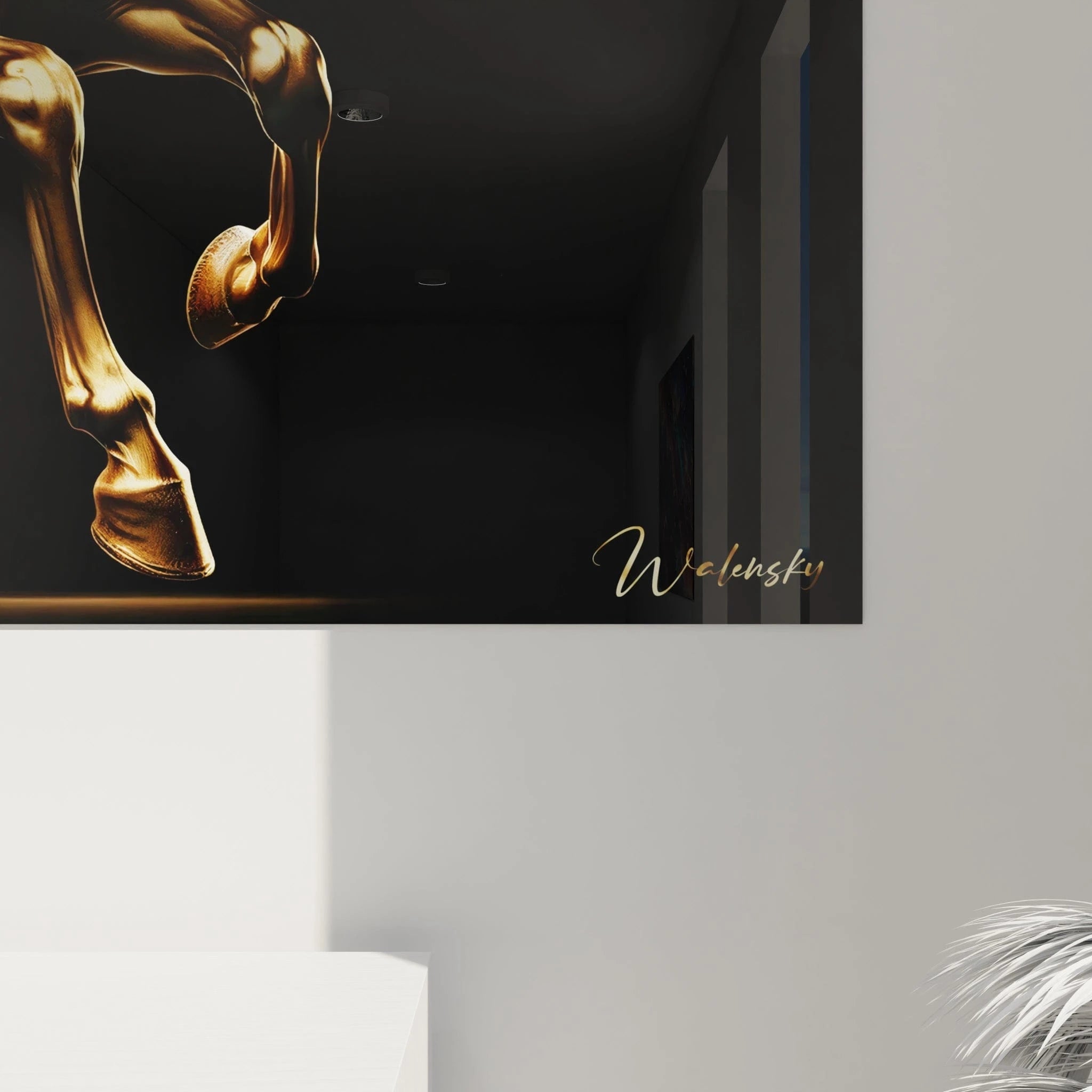 Un tableau d'animal présentant un étalon à l'apparence dorée dans une posture dynamique. La texture de la robe imite l'or poli avec des zones plus claires soulignant le relief musculaire. La crinière et la queue aux mèches détaillées créent un mouvement fluide qui contraste avec l'aspect métallique du corps sur fond noir profond.
