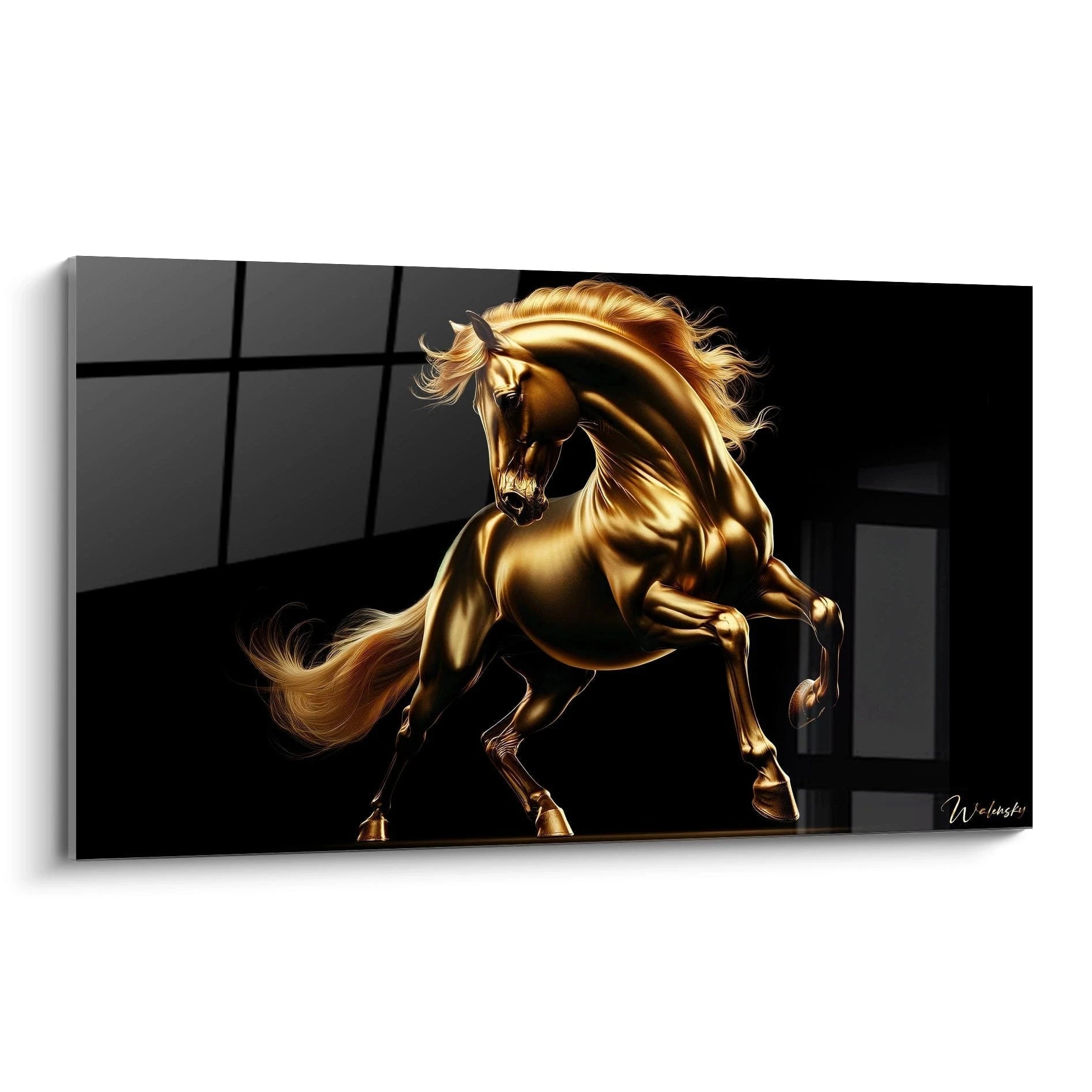 Un tableau d'animal représentant un cheval doré en mouvement sur fond noir. La texture métallique du corps reflète la lumière avec des effets brillants tandis que la crinière et la queue offrent un aspect plus soyeux et délié. Le contraste entre la surface lisse du corps et les poils fins des extrémités crée un effet dynamique.

