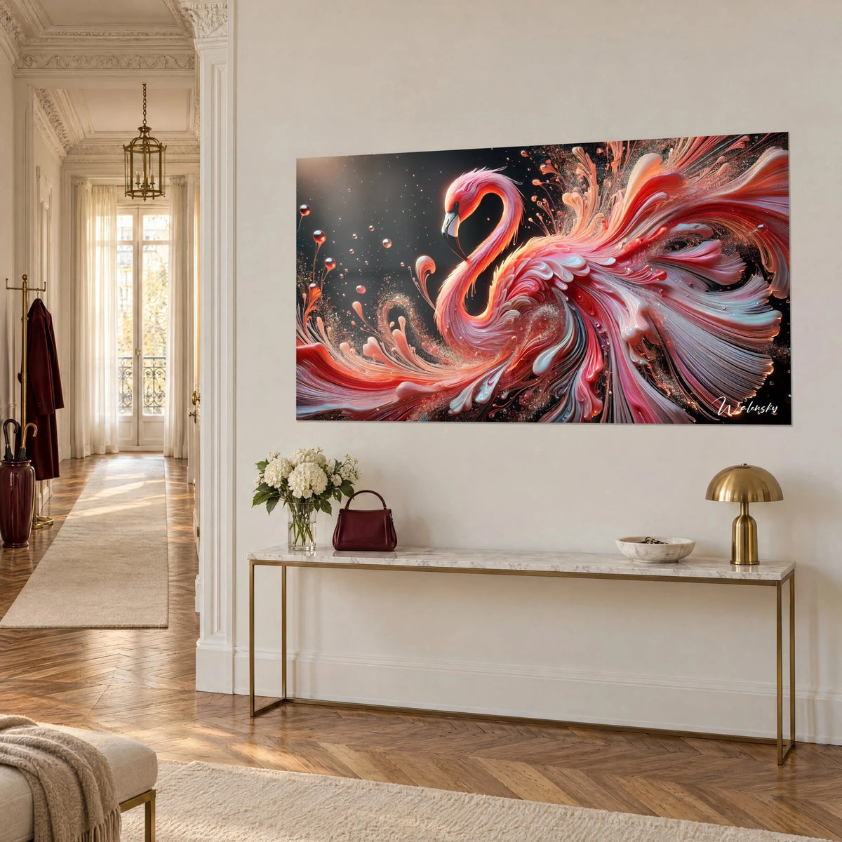 Tableau oiseau au long cou courbé, plumes tourbillonnantes rouge vermillon et crème, vu de trois quarts sur un mur crème