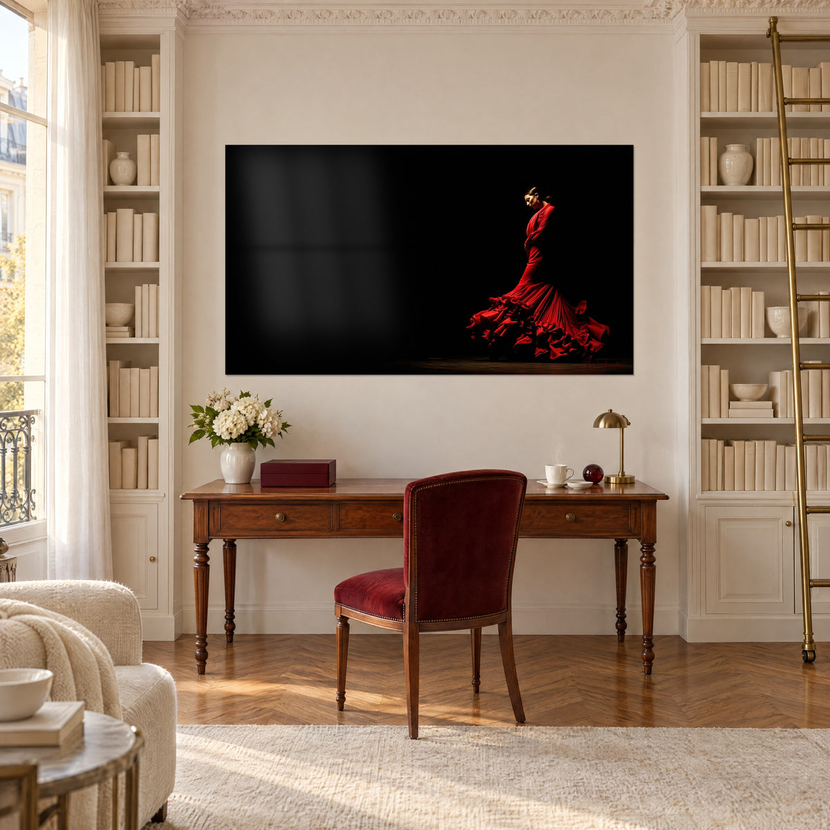 Quadro abito a balze color carminio che turbina nell'oscurità, appeso sopra una scrivania di legno tra due librerie
