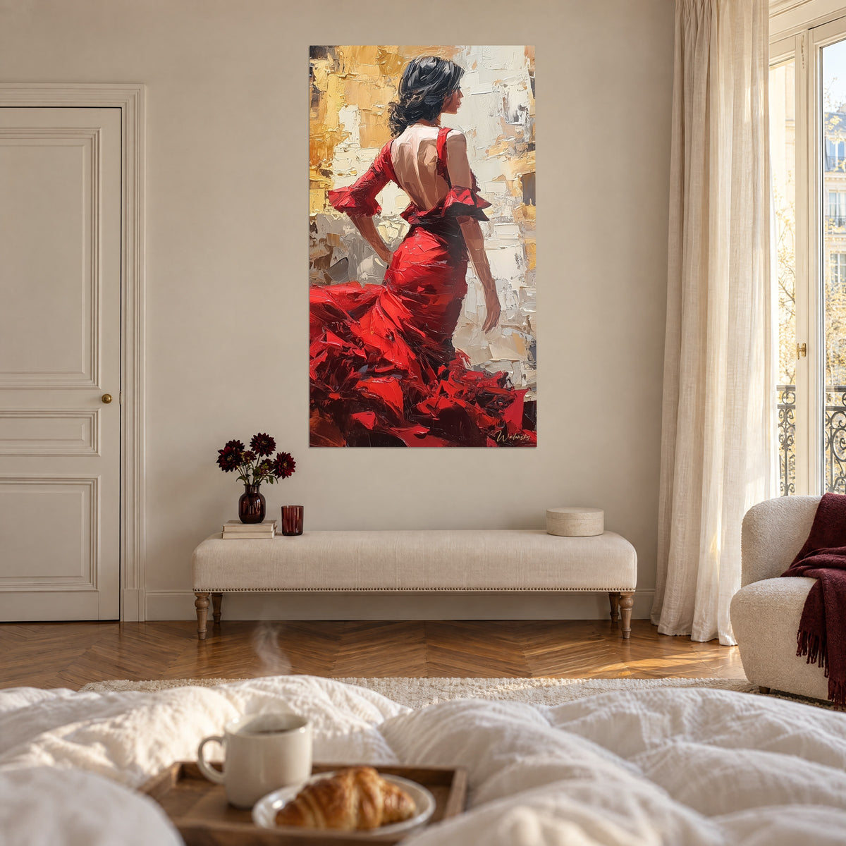 Cuadro silueta curvilínea con vestido rojo de mangas abullonadas, fondo dorado y crema, sobre una cama en un dormitorio luminoso