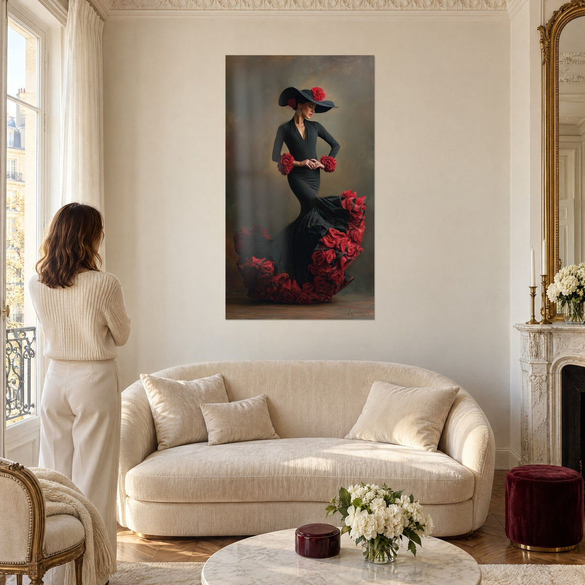 Tableau danseuse flamenca en robe noire ourlée de roses rouges, chapeau fleuri, au-dessus d'un canapé dans un salon lumineux