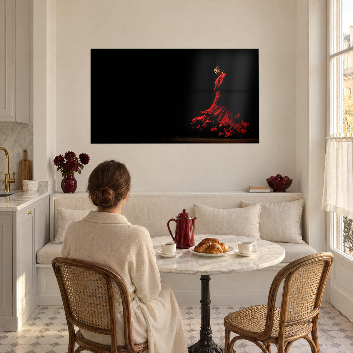 Quadro sagoma di flamenca cremisi sotto luce di scena, fondo nero intenso, di fronte a un angolo pranzo soleggiato