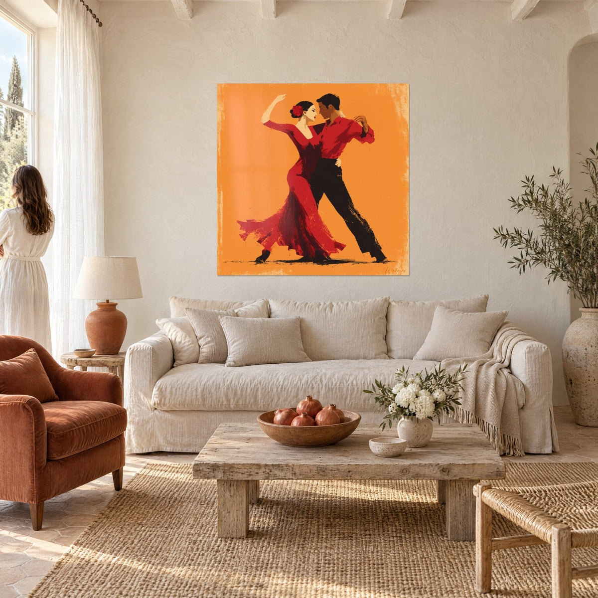 Schilderij flamencokoppel in rood op oranje achtergrond, arm omhoog, boven een bank in een lichte woonkamer