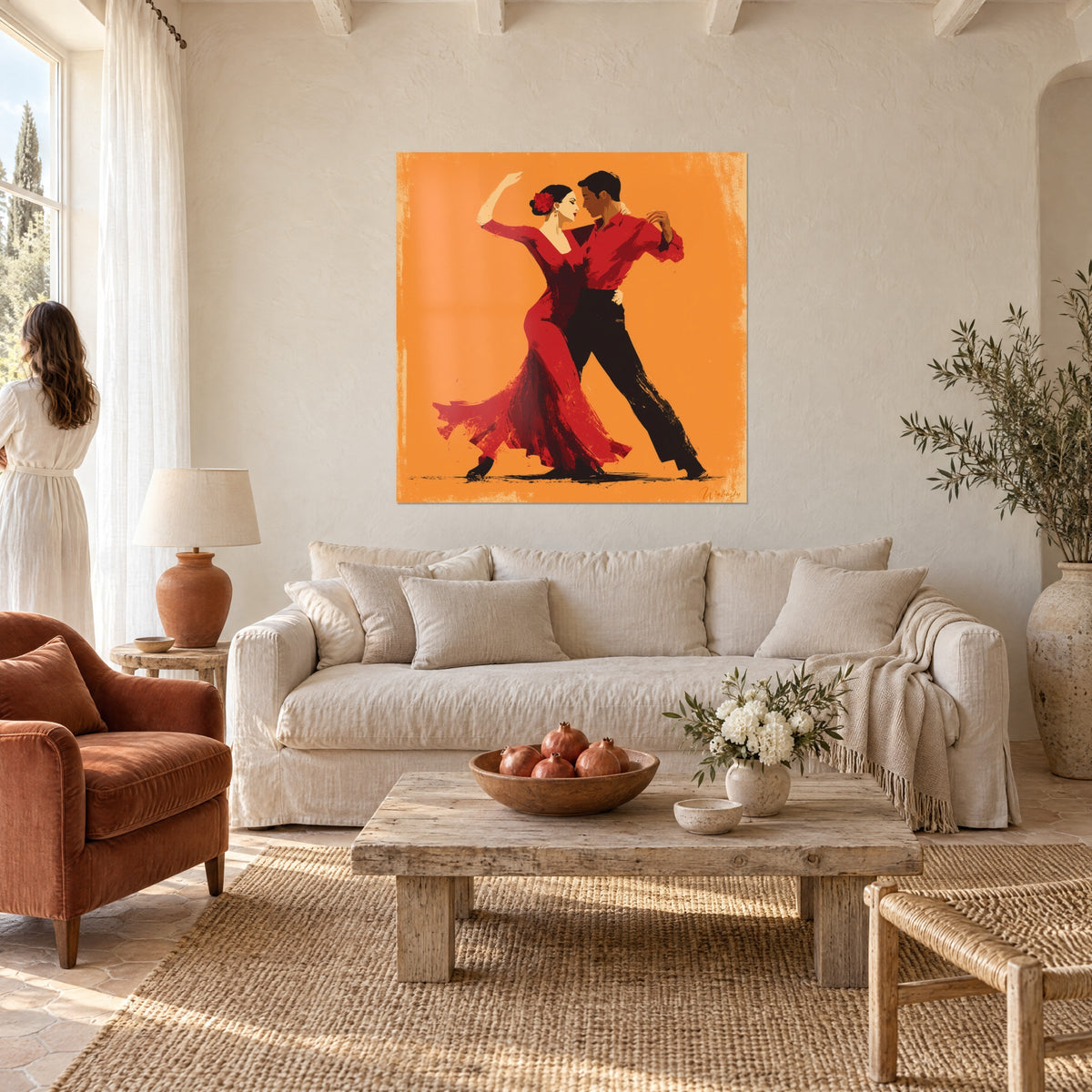 Quadro coppia di flamenco in rosso su sfondo arancione, braccio alzato, sopra un divano in un soggiorno luminoso
