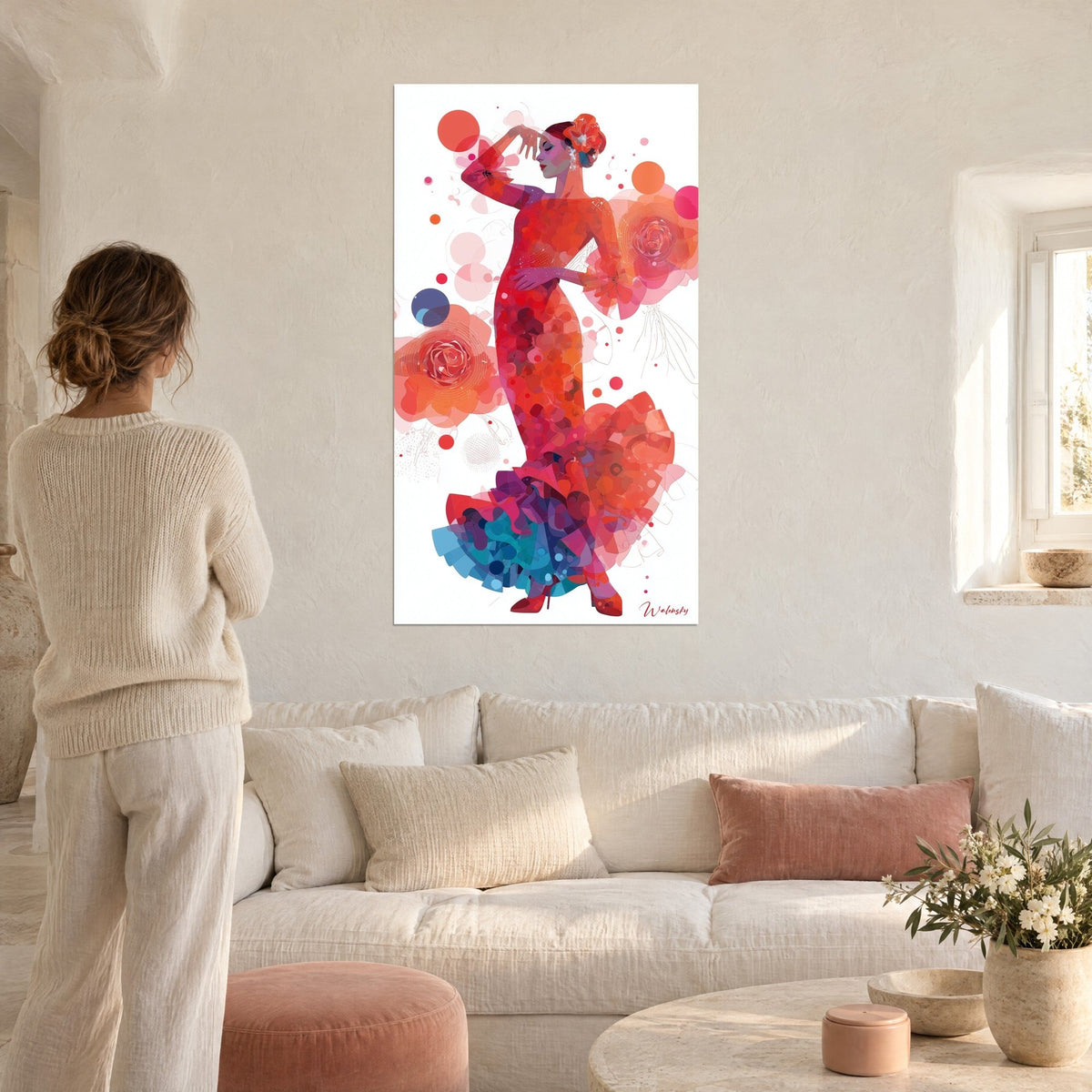 Tableau danseuse flamenco en robe rouge corail, volants bleu pétrole, rose à son chignon, au-dessus d'un canapé dans un salon lumineux