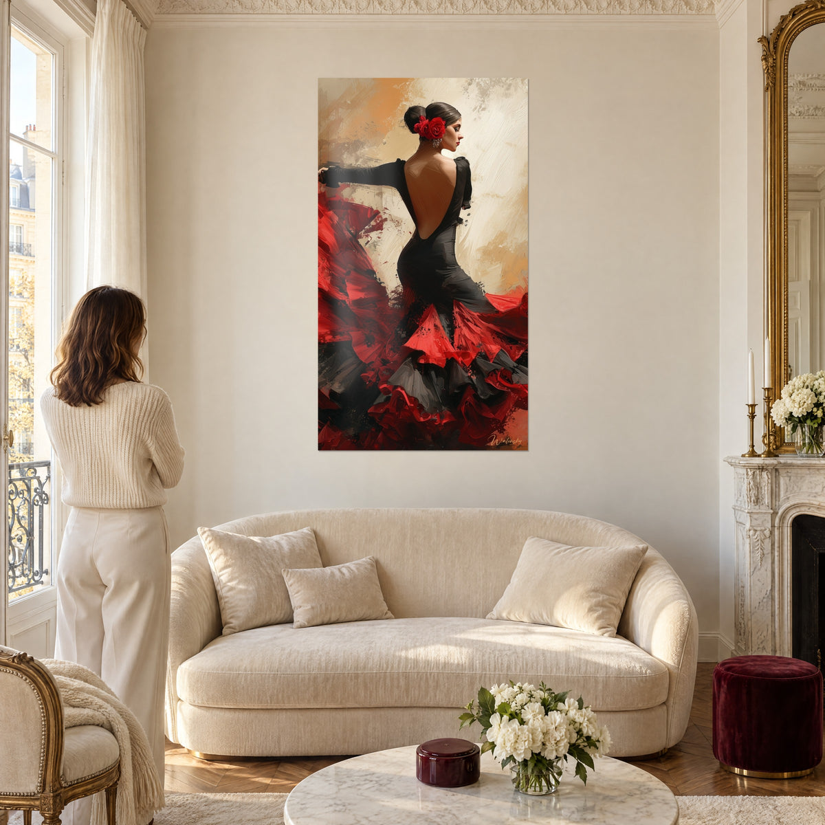 Tableau danseuse flamenco au dos nu, robe noire et volants rouges, rose écarlate, au-dessus d'un canapé dans un salon lumineux