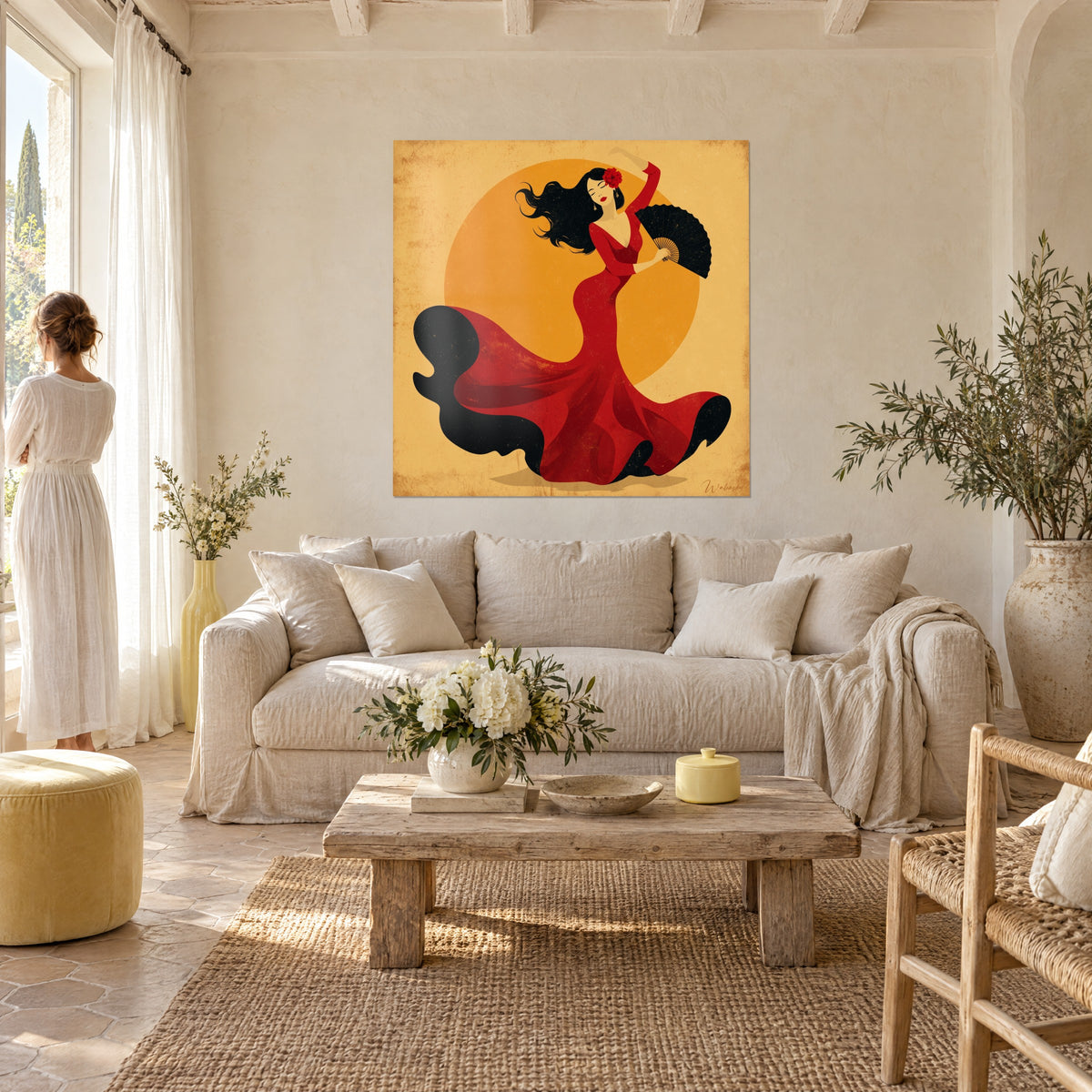 Quadro danzatrice di flamenco in abito rosso che danza davanti a un sole ocra, ventaglio nero, sopra un divano in un soggiorno luminoso