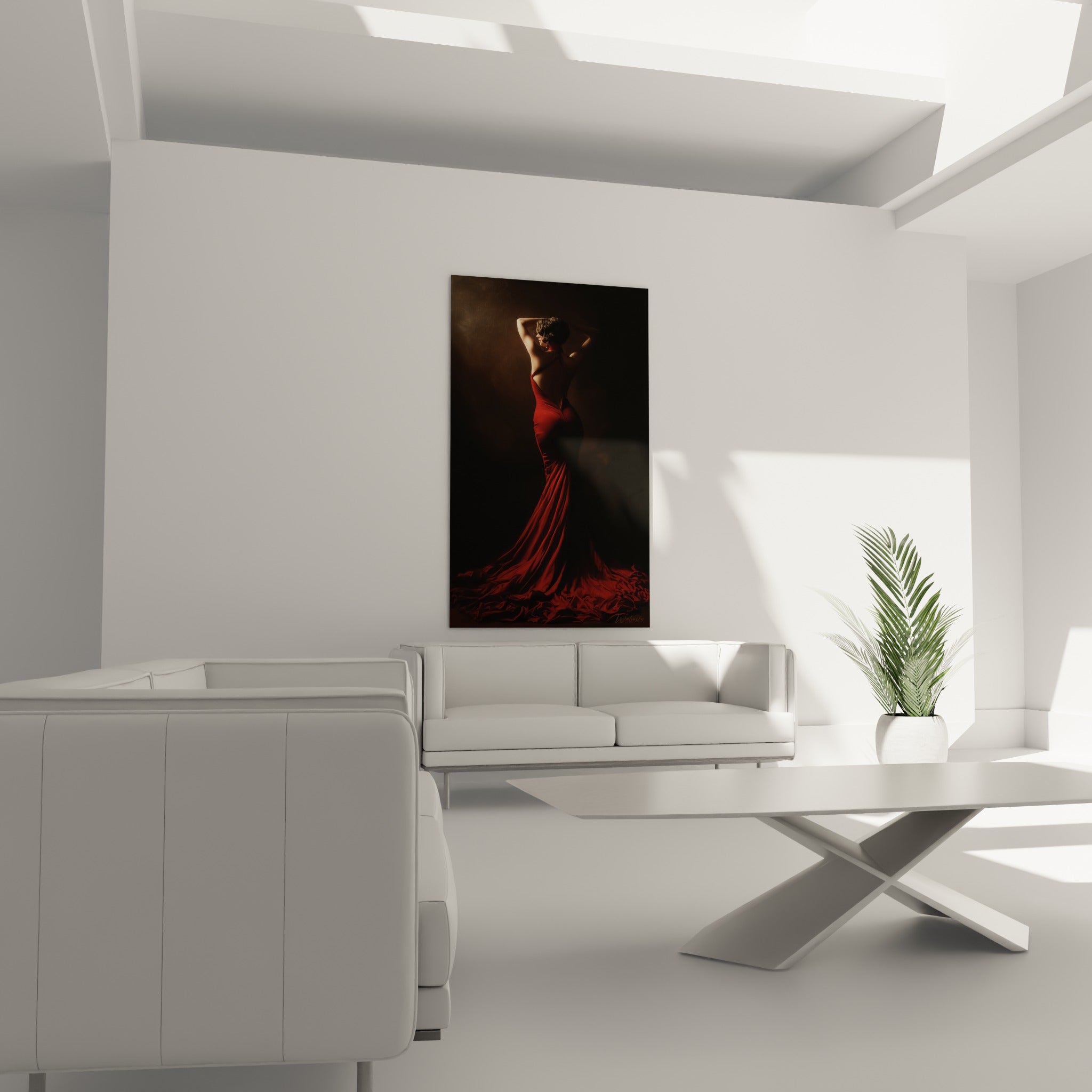 Drapé rouge de Danse espagnole aux plis satinés, disposé au-dessus d'un canapé dans un salon lumineux