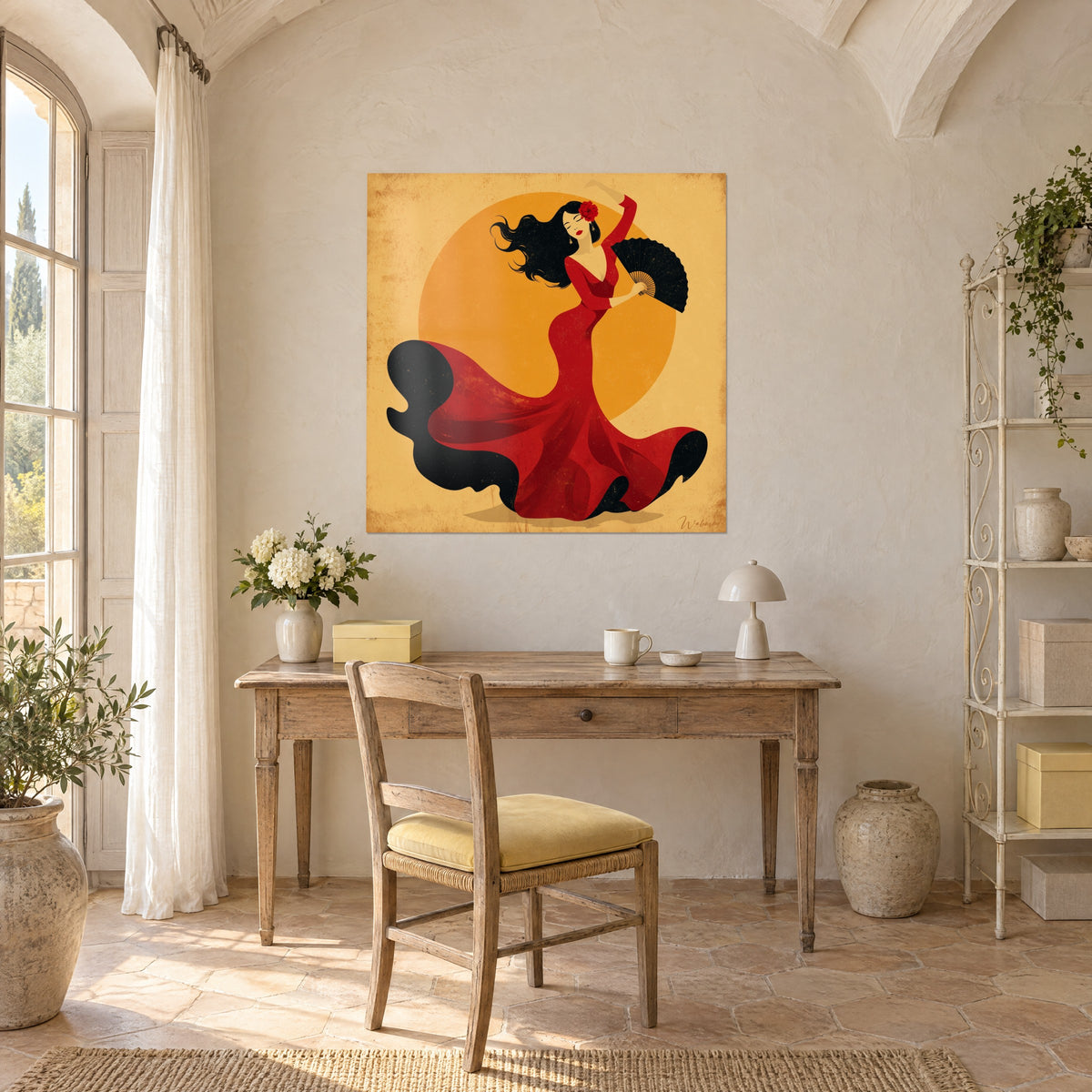 Quadro danza spagnola illustrata, abito rosso e ventaglio nero su un alone arancione, sulla parete di uno studio in legno chiaro vicino a una finestra