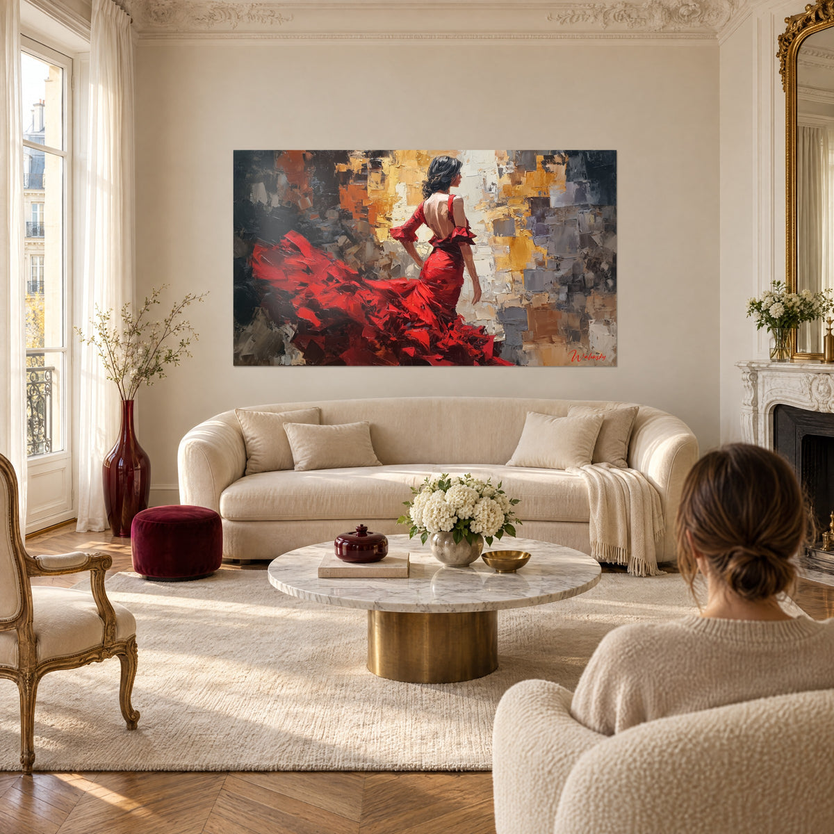 Tableau danseuse flamenco en robe rouge vif, fond ocre et gris à la spatule, au-dessus d'un canapé dans un salon lumineux