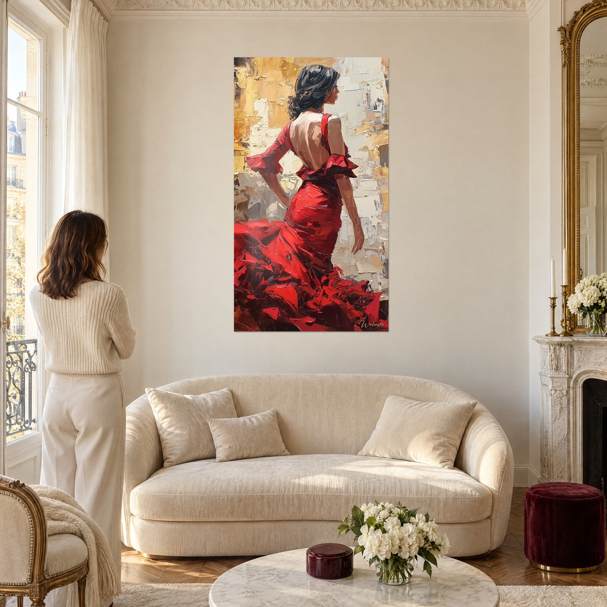 Cuadro bailaora de flamenco con vestido rojo de volantes, espalda descubierta, fondo ocre dorado, una mujer de espaldas sobre un sofá en un salón luminoso