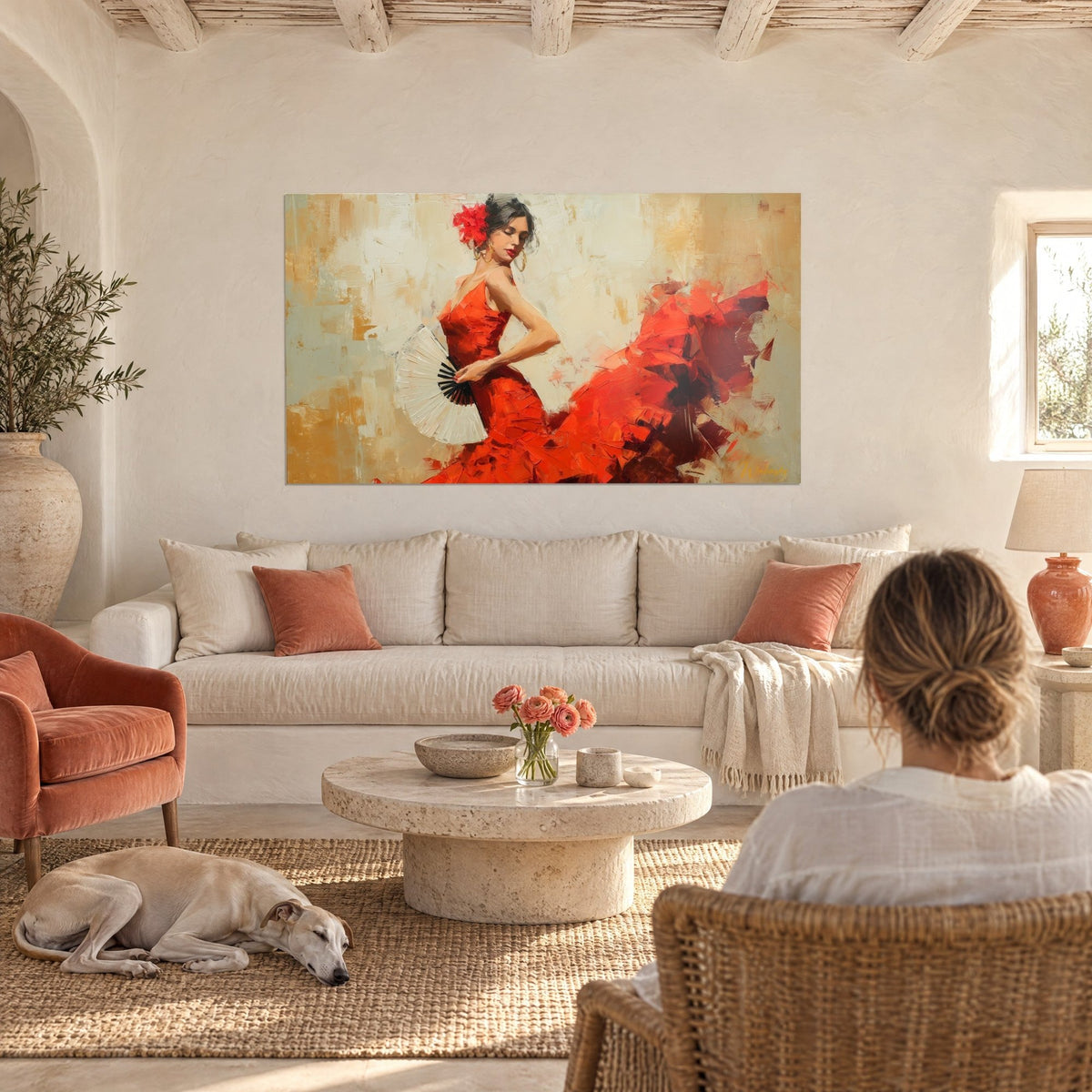 Tableau danseuse flamenco en robe rouge vif, éventail blanc, fond ivoire et ocre, au-dessus d'un canapé dans un salon lumineux