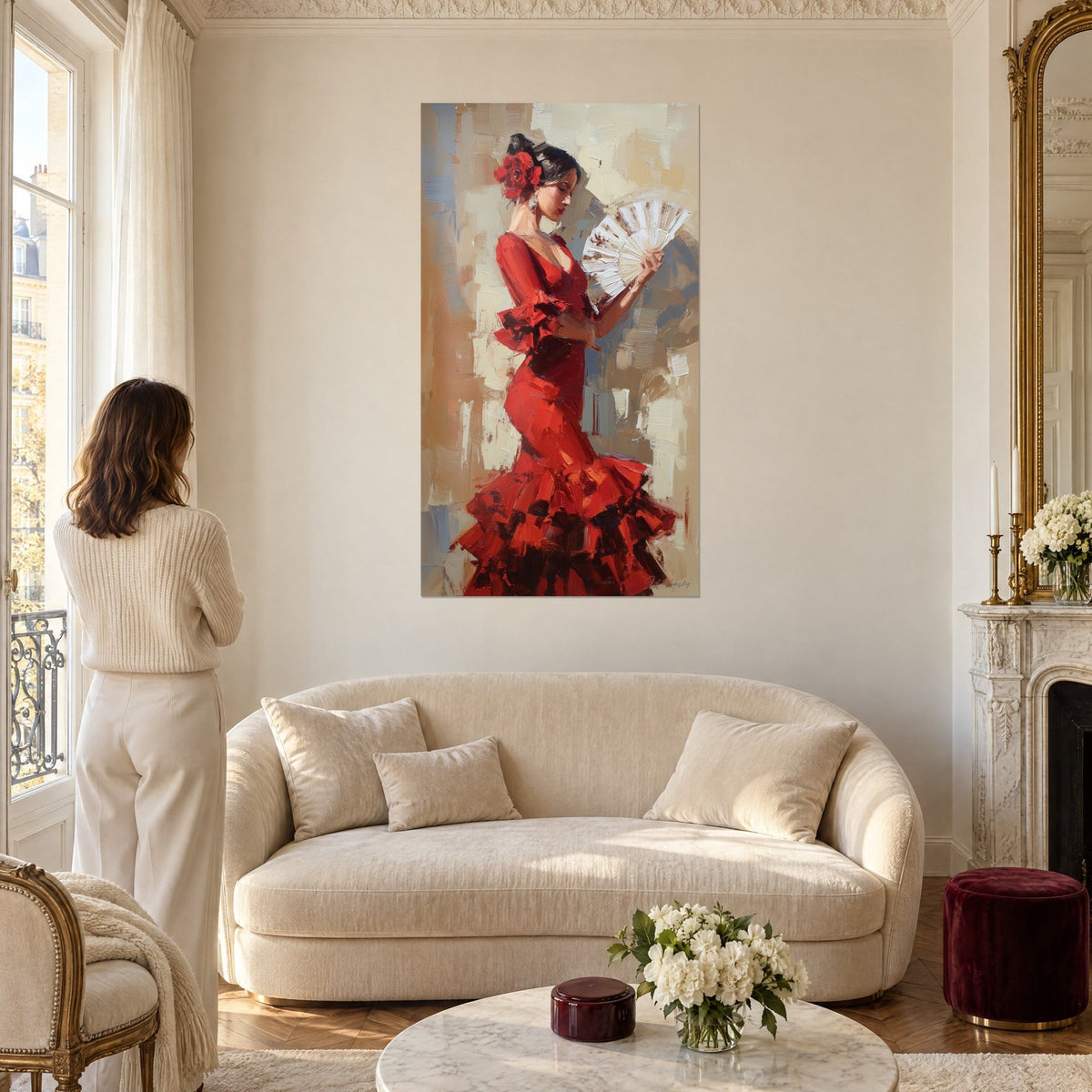 Tableau danseuse flamenca en robe rouge brandissant un éventail blanc, fond beige et bleu-gris, au-dessus d'un canapé dans un salon lumineux