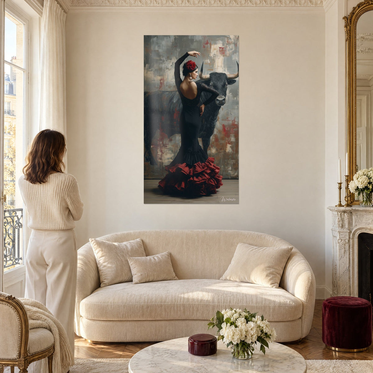 Tableau danseuse flamenca en robe noire et volants bordeaux face à un taureau gris, au-dessus d'un canapé dans un salon lumineux