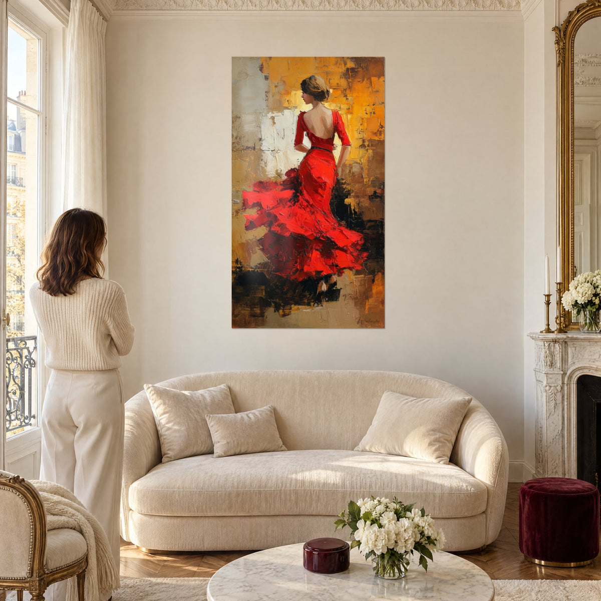 Tableau danseuse espagnole en robe rouge, dos nu et fond ocre doré, face à une femme de dos, au-dessus d'un canapé dans un salon lumineux