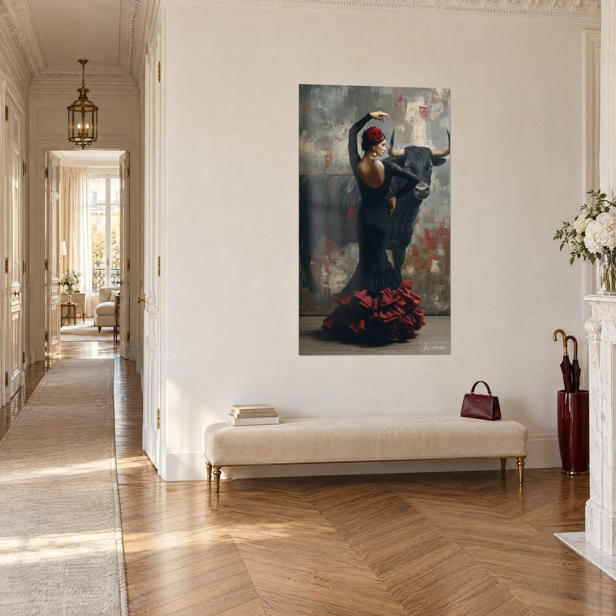 Tableau gitane au chignon orné d'une fleur rouge, bras levé, sur fond de peinture grise et ocre, mur blanc d'un couloir haussmannien