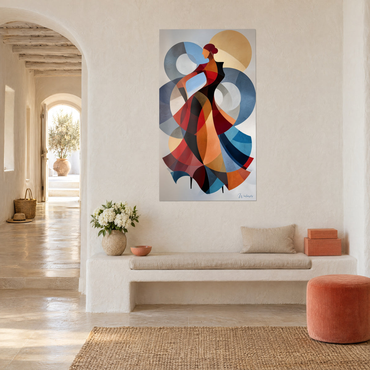 Tableau silhouette cubiste en robe écarlate et orange, grands disques gris-bleu, vue de trois-quarts, mur blanc méditerranéen