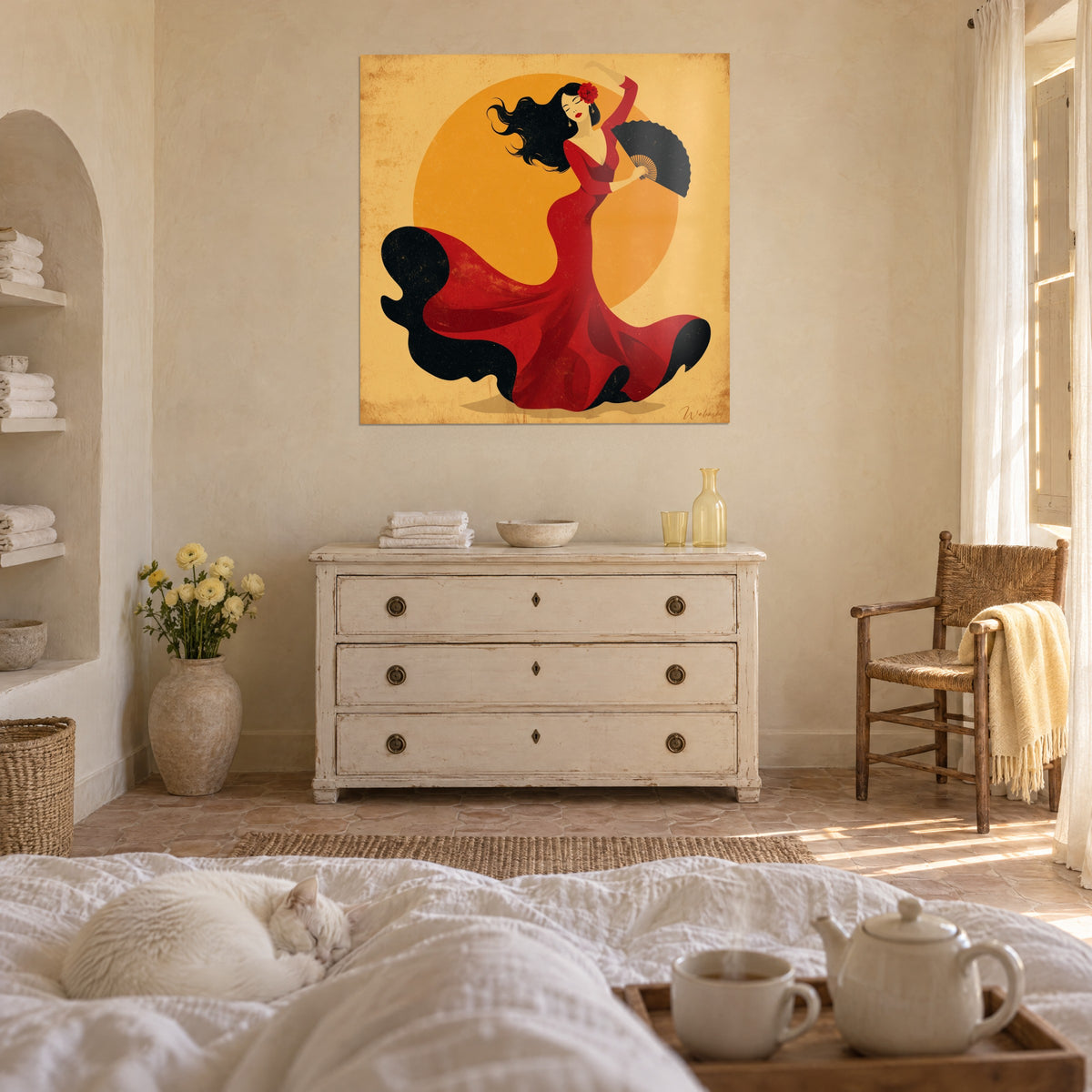 Quadro artista andalusa con una rosa rossa tra i capelli, ventaglio nero, sfondo giallo ocra, sopra un letto in una camera luminosa