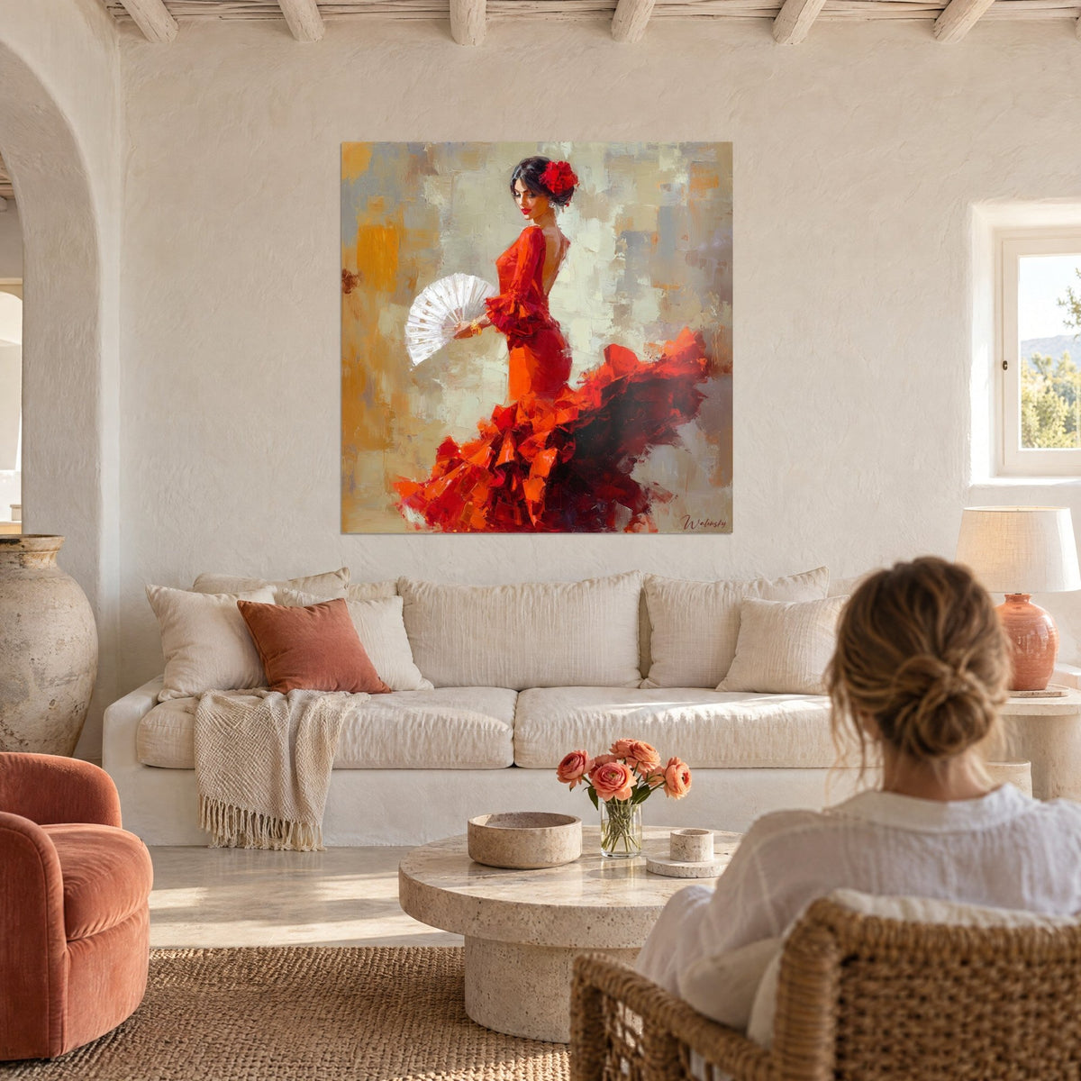 Tableau danseuse flamenco en robe rouge à volants, éventail blanc, fond ocre et gris, au-dessus d'un canapé dans un salon lumineux