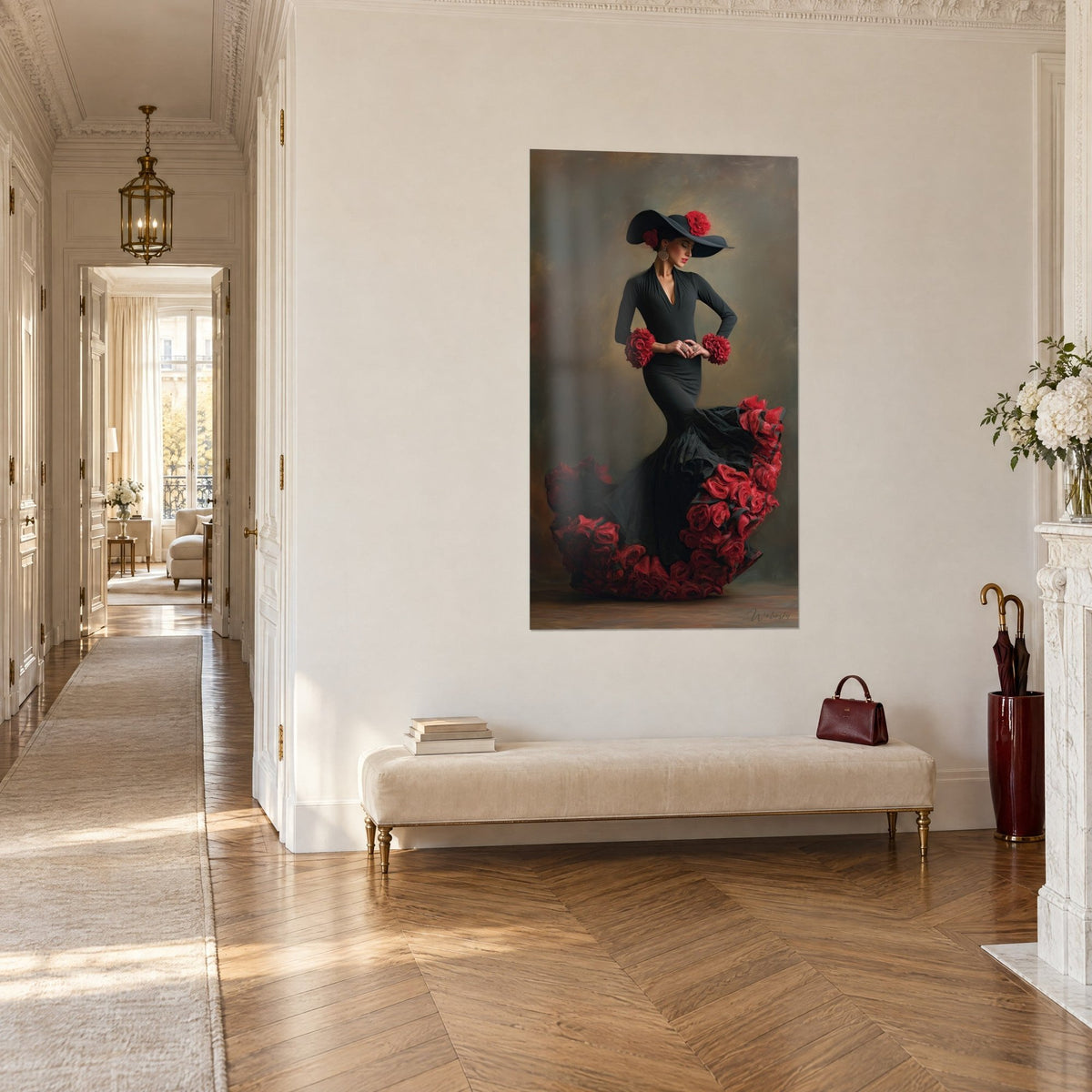 Tableau gitane au chapeau noir et fleur écarlate, volants de roses sombres, vu de trois-quarts dans un couloir haussmannien