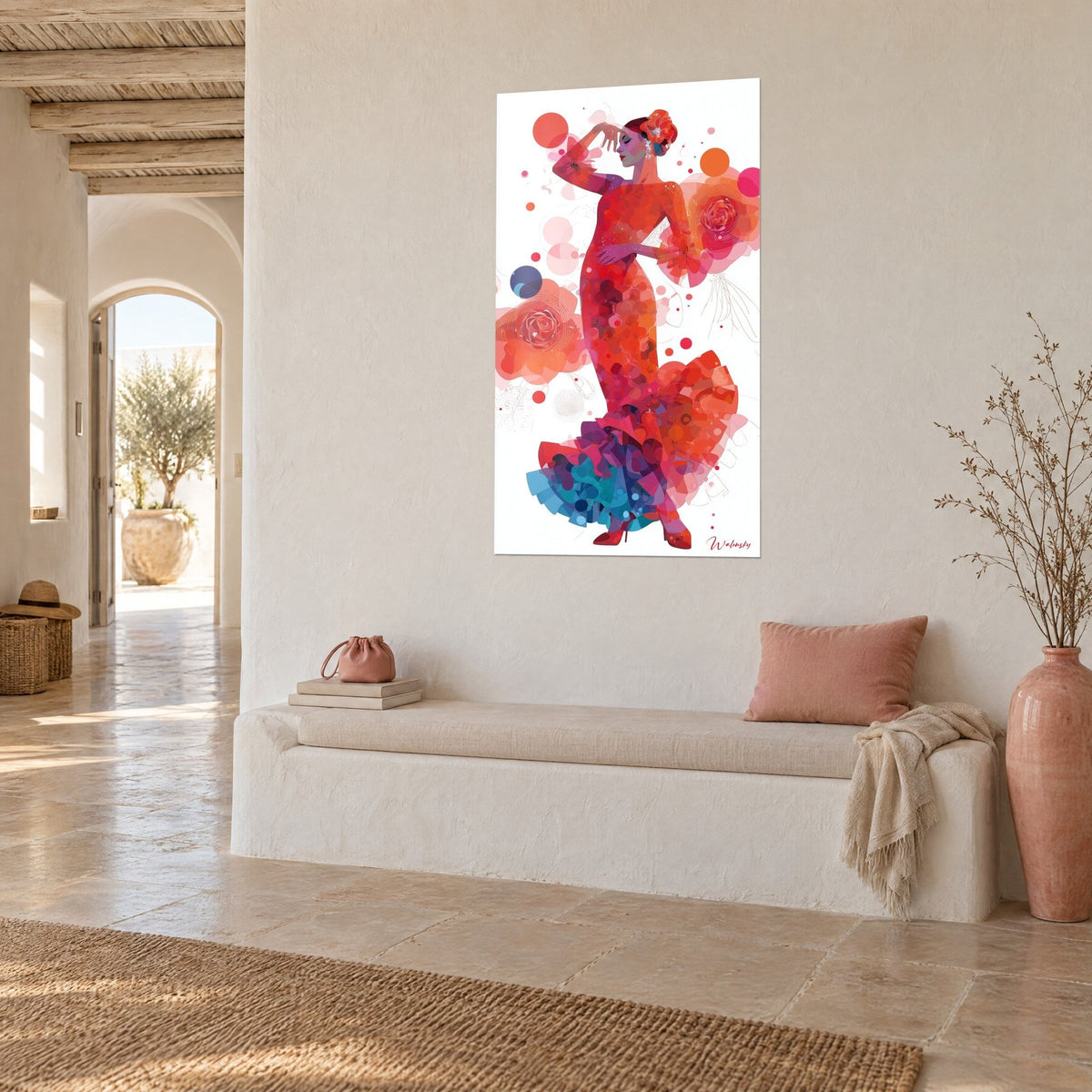 Tableau gitane drapée de pétales orange et magenta, bras levé vers sa tempe, vue de trois-quarts dans un séjour méditerranéen